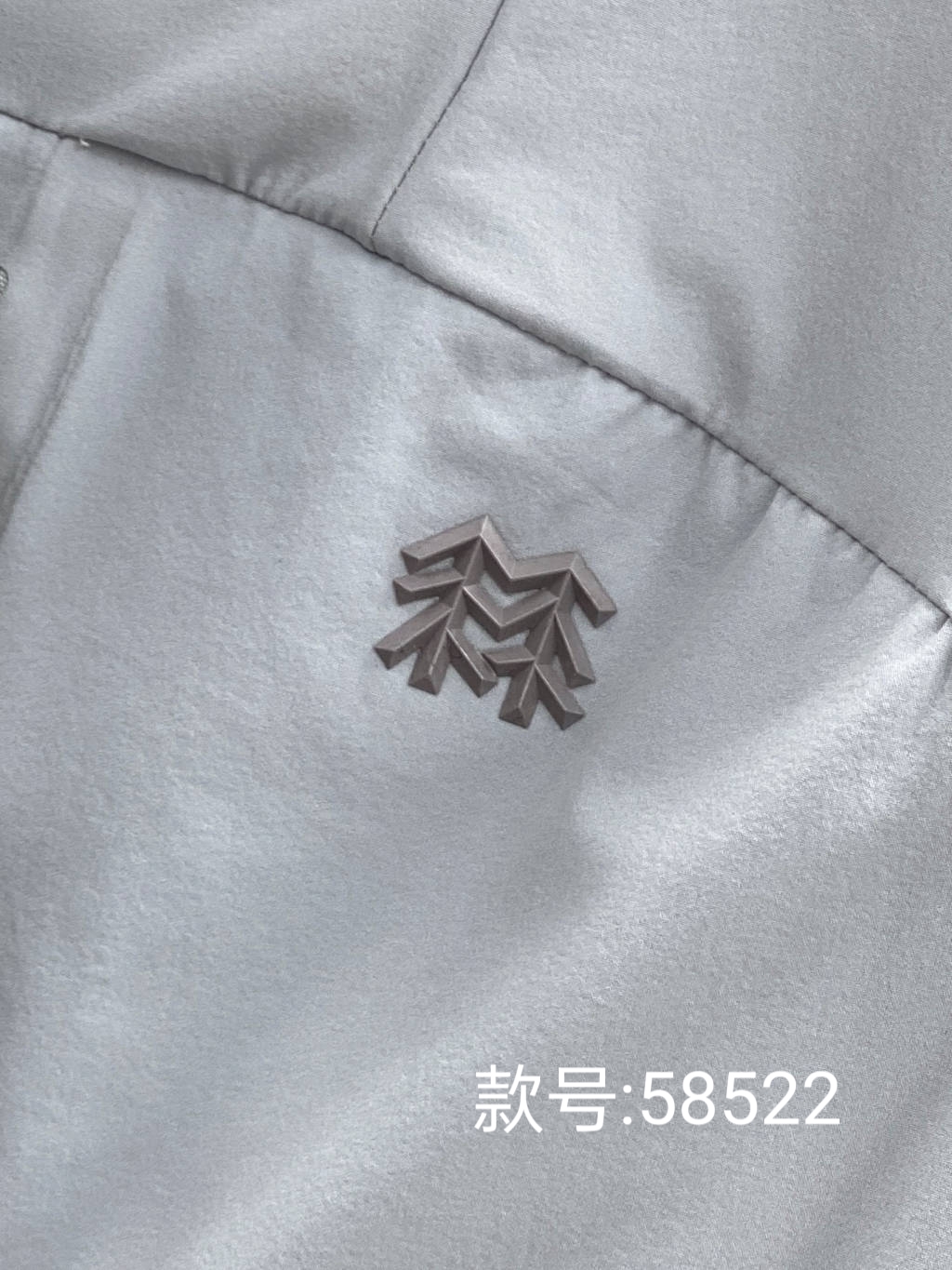 💰175包邮
KOLON SPORT/可隆夏季新款纯色连帽防晒衣外套!
款号:K'L58522
户外情侣款休闲衣防风夹克春夏轻薄徒步防晒皮肤衣外套连帽!!
夏日清凉必备!!
采用轻薄弹力面料的皮肤衣具有防风,防泼水,科技运动感十足袖口、下摆、门襟、帽檐使用弹力包边,让穿着更加舒适便利。
首先,这款防晒衣的颜值简直爆表啦!
简约而不失时尚感,无论是搭配T恤还是牛仔裤,都能轻松hold住!
而且,它的防晒效果也是一流的!
采用先进的防晒科技,能够有效阻挡紫外线的侵害, 让你在夏日里也能保持白皙的肌肤哦!!
当然啦,透气性也是非常重要的。
这款晒衣采用轻薄的面料,穿起来轻盈舒适,完全不会感到闷热。
即使出汗,也能迅速排湿,保持干爽!
最后,我要说的是,这款防晒衣真的超级百搭!无论是去海边度假,还是去爬山徒步, 它都是你的最佳拍档!
好啦,是不是已经心动了呢? 快来入手一件吧,让你的夏日更加清凉时尚!!
颜色:黑色 浅灰
尺码:M–3XL
肩宽 胸围 衣长 袖长
M 48 112 67 61
L 50 116 69 63
XL 52 120 71 65
2XL 54 124 73 67
3XL 56 128 75 69
M推荐100~120斤
L推荐120~140斤
XL推荐140~160斤
2XL推荐160~180斤
3XL推荐180~200斤
