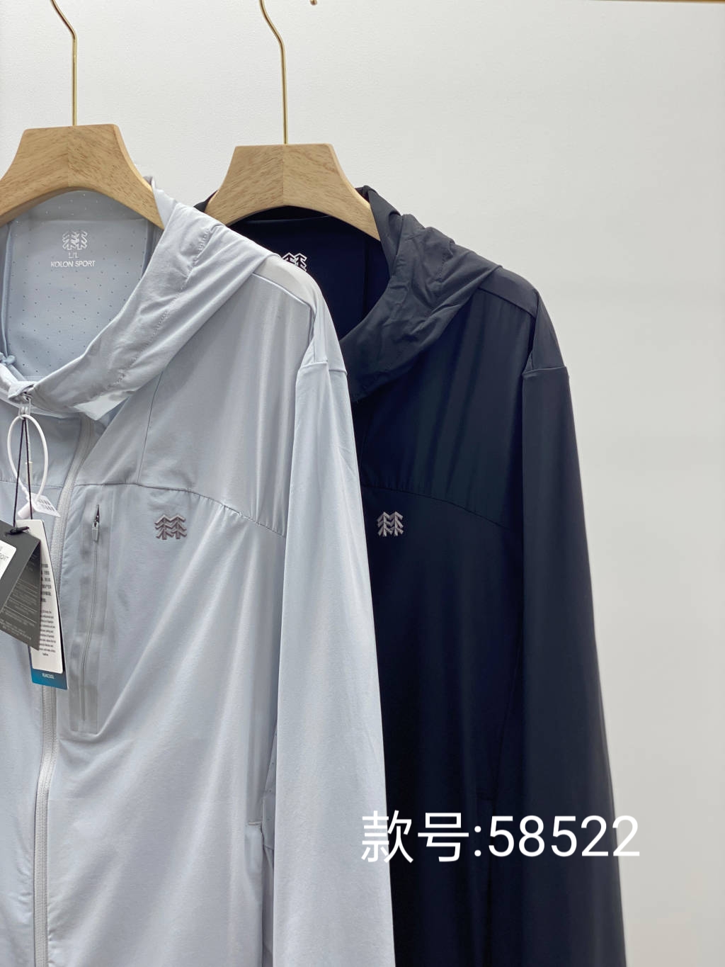 💰175包邮
KOLON SPORT/可隆夏季新款纯色连帽防晒衣外套!
款号:K'L58522
户外情侣款休闲衣防风夹克春夏轻薄徒步防晒皮肤衣外套连帽!!
夏日清凉必备!!
采用轻薄弹力面料的皮肤衣具有防风,防泼水,科技运动感十足袖口、下摆、门襟、帽檐使用弹力包边,让穿着更加舒适便利。
首先,这款防晒衣的颜值简直爆表啦!
简约而不失时尚感,无论是搭配T恤还是牛仔裤,都能轻松hold住!
而且,它的防晒效果也是一流的!
采用先进的防晒科技,能够有效阻挡紫外线的侵害, 让你在夏日里也能保持白皙的肌肤哦!!
当然啦,透气性也是非常重要的。
这款晒衣采用轻薄的面料,穿起来轻盈舒适,完全不会感到闷热。
即使出汗,也能迅速排湿,保持干爽!
最后,我要说的是,这款防晒衣真的超级百搭!无论是去海边度假,还是去爬山徒步, 它都是你的最佳拍档!
好啦,是不是已经心动了呢? 快来入手一件吧,让你的夏日更加清凉时尚!!
颜色:黑色 浅灰
尺码:M–3XL
肩宽 胸围 衣长 袖长
M 48 112 67 61
L 50 116 69 63
XL 52 120 71 65
2XL 54 124 73 67
3XL 56 128 75 69
M推荐100~120斤
L推荐120~140斤
XL推荐140~160斤
2XL推荐160~180斤
3XL推荐180~200斤