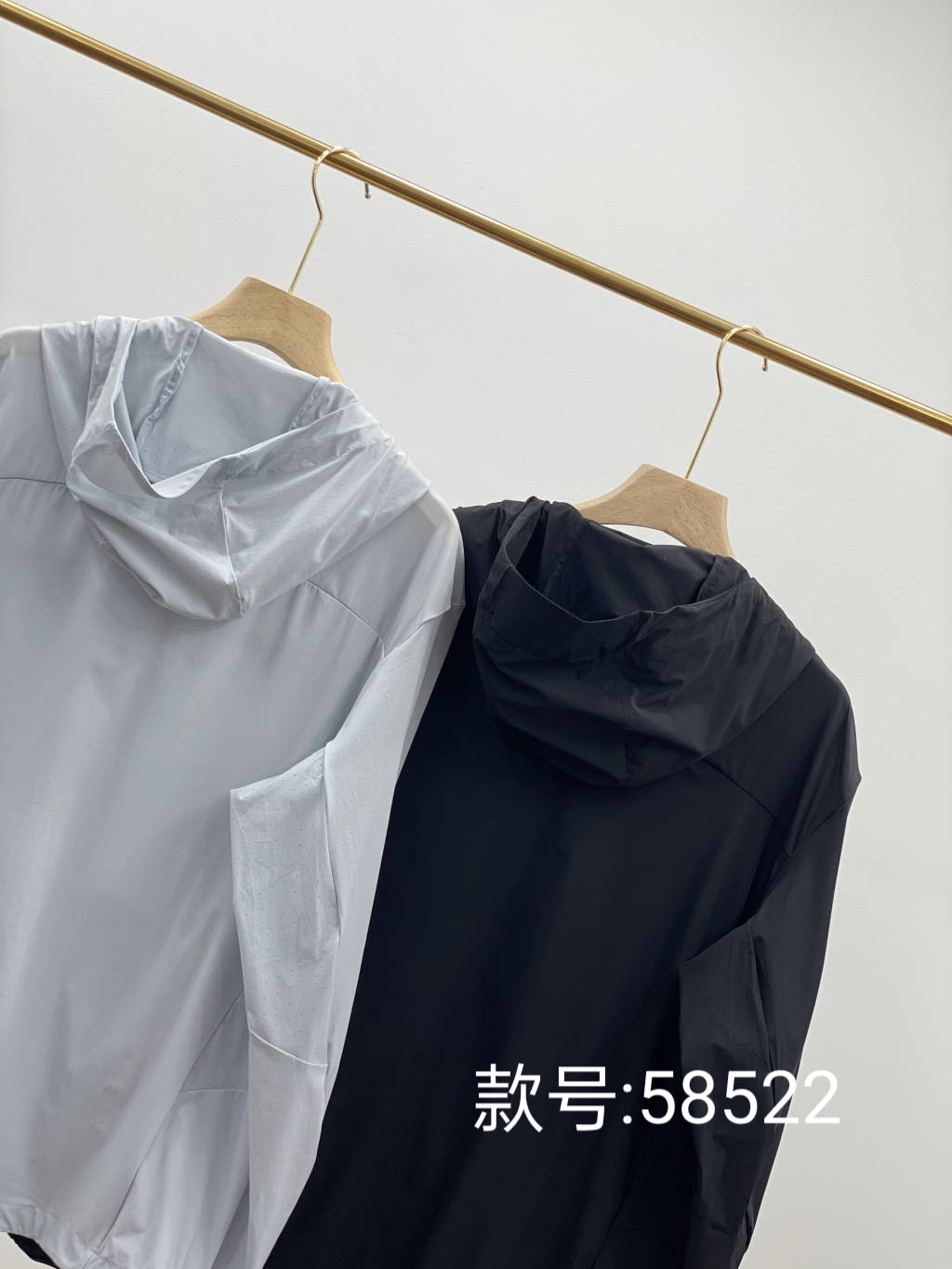 💰175包邮
KOLON SPORT/可隆夏季新款纯色连帽防晒衣外套!
款号:K'L58522
户外情侣款休闲衣防风夹克春夏轻薄徒步防晒皮肤衣外套连帽!!
夏日清凉必备!!
采用轻薄弹力面料的皮肤衣具有防风,防泼水,科技运动感十足袖口、下摆、门襟、帽檐使用弹力包边,让穿着更加舒适便利。
首先,这款防晒衣的颜值简直爆表啦!
简约而不失时尚感,无论是搭配T恤还是牛仔裤,都能轻松hold住!
而且,它的防晒效果也是一流的!
采用先进的防晒科技,能够有效阻挡紫外线的侵害, 让你在夏日里也能保持白皙的肌肤哦!!
当然啦,透气性也是非常重要的。
这款晒衣采用轻薄的面料,穿起来轻盈舒适,完全不会感到闷热。
即使出汗,也能迅速排湿,保持干爽!
最后,我要说的是,这款防晒衣真的超级百搭!无论是去海边度假,还是去爬山徒步, 它都是你的最佳拍档!
好啦,是不是已经心动了呢? 快来入手一件吧,让你的夏日更加清凉时尚!!
颜色:黑色 浅灰
尺码:M–3XL
肩宽 胸围 衣长 袖长
M 48 112 67 61
L 50 116 69 63
XL 52 120 71 65
2XL 54 124 73 67
3XL 56 128 75 69
M推荐100~120斤
L推荐120~140斤
XL推荐140~160斤
2XL推荐160~180斤
3XL推荐180~200斤