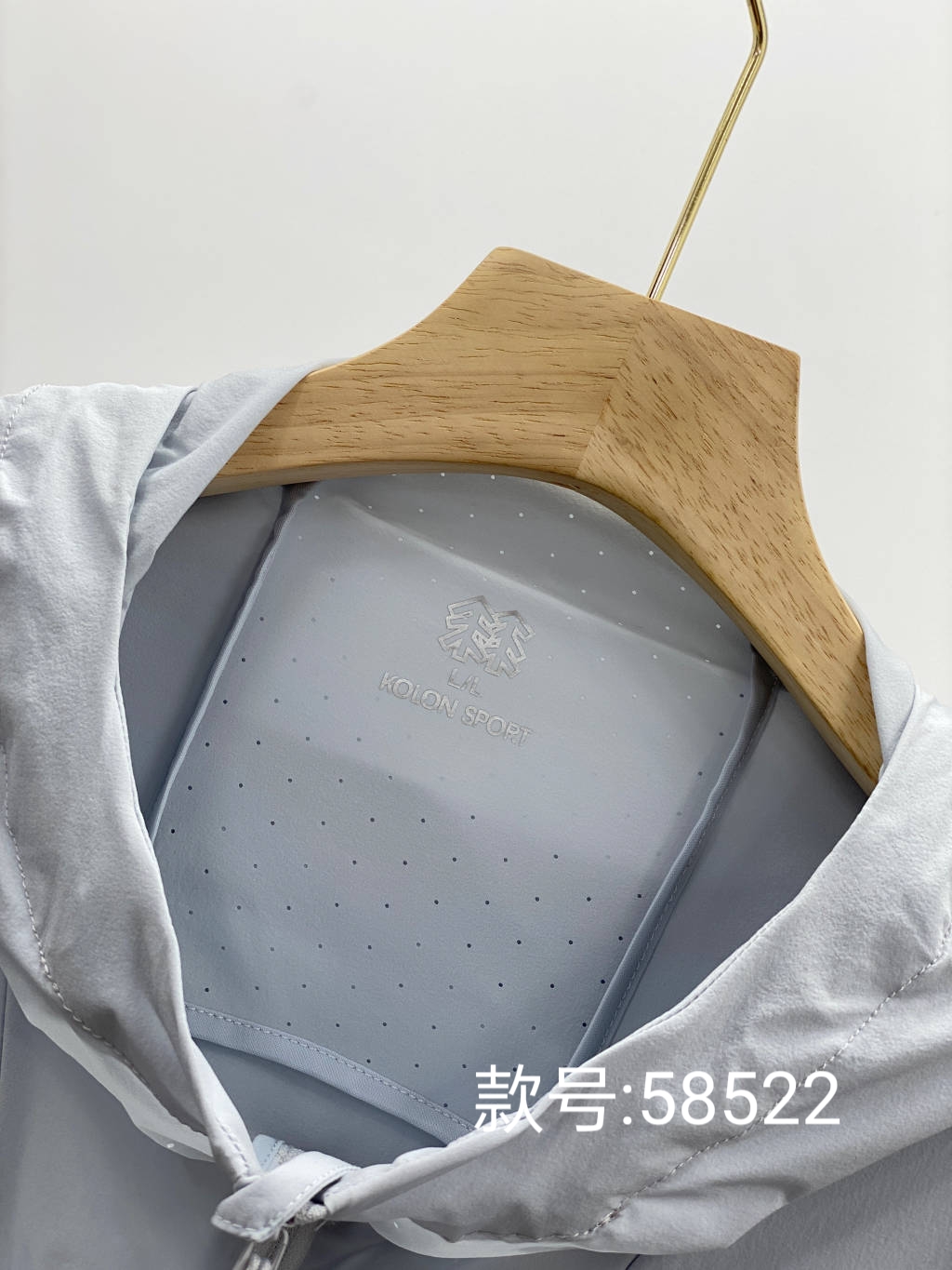 💰175包邮
KOLON SPORT/可隆夏季新款纯色连帽防晒衣外套!
款号:K'L58522
户外情侣款休闲衣防风夹克春夏轻薄徒步防晒皮肤衣外套连帽!!
夏日清凉必备!!
采用轻薄弹力面料的皮肤衣具有防风,防泼水,科技运动感十足袖口、下摆、门襟、帽檐使用弹力包边,让穿着更加舒适便利。
首先,这款防晒衣的颜值简直爆表啦!
简约而不失时尚感,无论是搭配T恤还是牛仔裤,都能轻松hold住!
而且,它的防晒效果也是一流的!
采用先进的防晒科技,能够有效阻挡紫外线的侵害, 让你在夏日里也能保持白皙的肌肤哦!!
当然啦,透气性也是非常重要的。
这款晒衣采用轻薄的面料,穿起来轻盈舒适,完全不会感到闷热。
即使出汗,也能迅速排湿,保持干爽!
最后,我要说的是,这款防晒衣真的超级百搭!无论是去海边度假,还是去爬山徒步, 它都是你的最佳拍档!
好啦,是不是已经心动了呢? 快来入手一件吧,让你的夏日更加清凉时尚!!
颜色:黑色 浅灰
尺码:M–3XL
肩宽 胸围 衣长 袖长
M 48 112 67 61
L 50 116 69 63
XL 52 120 71 65
2XL 54 124 73 67
3XL 56 128 75 69
M推荐100~120斤
L推荐120~140斤
XL推荐140~160斤
2XL推荐160~180斤
3XL推荐180~200斤