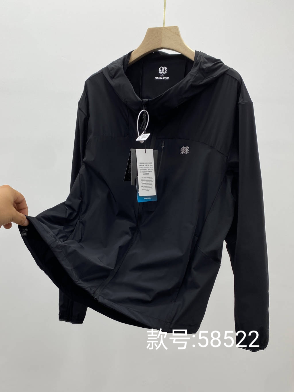 💰175包邮
KOLON SPORT/可隆夏季新款纯色连帽防晒衣外套!
款号:K'L58522
户外情侣款休闲衣防风夹克春夏轻薄徒步防晒皮肤衣外套连帽!!
夏日清凉必备!!
采用轻薄弹力面料的皮肤衣具有防风,防泼水,科技运动感十足袖口、下摆、门襟、帽檐使用弹力包边,让穿着更加舒适便利。
首先,这款防晒衣的颜值简直爆表啦!
简约而不失时尚感,无论是搭配T恤还是牛仔裤,都能轻松hold住!
而且,它的防晒效果也是一流的!
采用先进的防晒科技,能够有效阻挡紫外线的侵害, 让你在夏日里也能保持白皙的肌肤哦!!
当然啦,透气性也是非常重要的。
这款晒衣采用轻薄的面料,穿起来轻盈舒适,完全不会感到闷热。
即使出汗,也能迅速排湿,保持干爽!
最后,我要说的是,这款防晒衣真的超级百搭!无论是去海边度假,还是去爬山徒步, 它都是你的最佳拍档!
好啦,是不是已经心动了呢? 快来入手一件吧,让你的夏日更加清凉时尚!!
颜色:黑色 浅灰
尺码:M–3XL
肩宽 胸围 衣长 袖长
M 48 112 67 61
L 50 116 69 63
XL 52 120 71 65
2XL 54 124 73 67
3XL 56 128 75 69
M推荐100~120斤
L推荐120~140斤
XL推荐140~160斤
2XL推荐160~180斤
3XL推荐180~200斤