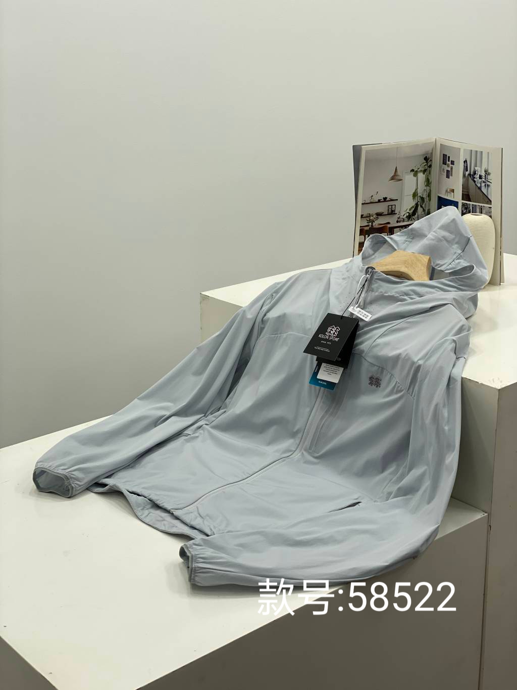 💰175包邮
KOLON SPORT/可隆夏季新款纯色连帽防晒衣外套!
款号:K'L58522
户外情侣款休闲衣防风夹克春夏轻薄徒步防晒皮肤衣外套连帽!!
夏日清凉必备!!
采用轻薄弹力面料的皮肤衣具有防风,防泼水,科技运动感十足袖口、下摆、门襟、帽檐使用弹力包边,让穿着更加舒适便利。
首先,这款防晒衣的颜值简直爆表啦!
简约而不失时尚感,无论是搭配T恤还是牛仔裤,都能轻松hold住!
而且,它的防晒效果也是一流的!
采用先进的防晒科技,能够有效阻挡紫外线的侵害, 让你在夏日里也能保持白皙的肌肤哦!!
当然啦,透气性也是非常重要的。
这款晒衣采用轻薄的面料,穿起来轻盈舒适,完全不会感到闷热。
即使出汗,也能迅速排湿,保持干爽!
最后,我要说的是,这款防晒衣真的超级百搭!无论是去海边度假,还是去爬山徒步, 它都是你的最佳拍档!
好啦,是不是已经心动了呢? 快来入手一件吧,让你的夏日更加清凉时尚!!
颜色:黑色 浅灰
尺码:M–3XL
肩宽 胸围 衣长 袖长
M 48 112 67 61
L 50 116 69 63
XL 52 120 71 65
2XL 54 124 73 67
3XL 56 128 75 69
M推荐100~120斤
L推荐120~140斤
XL推荐140~160斤
2XL推荐160~180斤
3XL推荐180~200斤