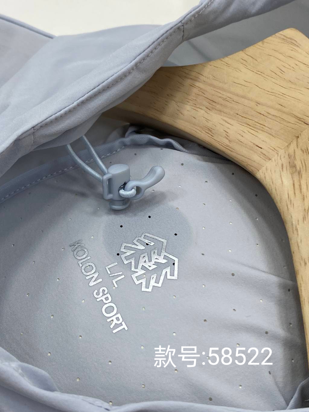 💰175包邮
KOLON SPORT/可隆夏季新款纯色连帽防晒衣外套!
款号:K'L58522
户外情侣款休闲衣防风夹克春夏轻薄徒步防晒皮肤衣外套连帽!!
夏日清凉必备!!
采用轻薄弹力面料的皮肤衣具有防风,防泼水,科技运动感十足袖口、下摆、门襟、帽檐使用弹力包边,让穿着更加舒适便利。
首先,这款防晒衣的颜值简直爆表啦!
简约而不失时尚感,无论是搭配T恤还是牛仔裤,都能轻松hold住!
而且,它的防晒效果也是一流的!
采用先进的防晒科技,能够有效阻挡紫外线的侵害, 让你在夏日里也能保持白皙的肌肤哦!!
当然啦,透气性也是非常重要的。
这款晒衣采用轻薄的面料,穿起来轻盈舒适,完全不会感到闷热。
即使出汗,也能迅速排湿,保持干爽!
最后,我要说的是,这款防晒衣真的超级百搭!无论是去海边度假,还是去爬山徒步, 它都是你的最佳拍档!
好啦,是不是已经心动了呢? 快来入手一件吧,让你的夏日更加清凉时尚!!
颜色:黑色 浅灰
尺码:M–3XL
肩宽 胸围 衣长 袖长
M 48 112 67 61
L 50 116 69 63
XL 52 120 71 65
2XL 54 124 73 67
3XL 56 128 75 69
M推荐100~120斤
L推荐120~140斤
XL推荐140~160斤
2XL推荐160~180斤
3XL推荐180~200斤