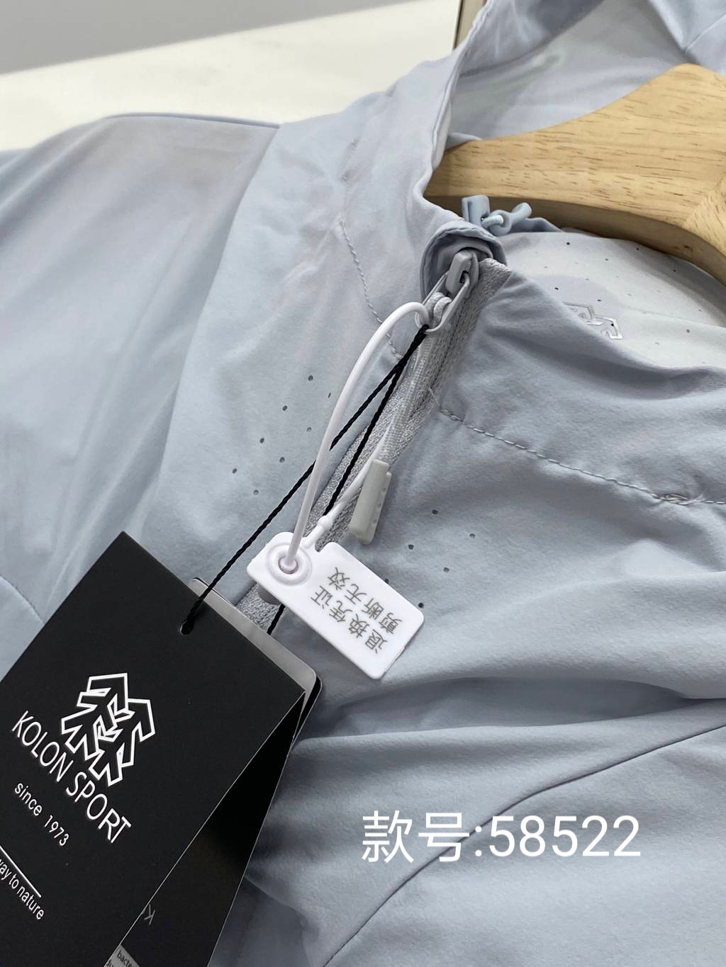 💰175包邮
KOLON SPORT/可隆夏季新款纯色连帽防晒衣外套!
款号:K'L58522
户外情侣款休闲衣防风夹克春夏轻薄徒步防晒皮肤衣外套连帽!!
夏日清凉必备!!
采用轻薄弹力面料的皮肤衣具有防风,防泼水,科技运动感十足袖口、下摆、门襟、帽檐使用弹力包边,让穿着更加舒适便利。
首先,这款防晒衣的颜值简直爆表啦!
简约而不失时尚感,无论是搭配T恤还是牛仔裤,都能轻松hold住!
而且,它的防晒效果也是一流的!
采用先进的防晒科技,能够有效阻挡紫外线的侵害, 让你在夏日里也能保持白皙的肌肤哦!!
当然啦,透气性也是非常重要的。
这款晒衣采用轻薄的面料,穿起来轻盈舒适,完全不会感到闷热。
即使出汗,也能迅速排湿,保持干爽!
最后,我要说的是,这款防晒衣真的超级百搭!无论是去海边度假,还是去爬山徒步, 它都是你的最佳拍档!
好啦,是不是已经心动了呢? 快来入手一件吧,让你的夏日更加清凉时尚!!
颜色:黑色 浅灰
尺码:M–3XL
肩宽 胸围 衣长 袖长
M 48 112 67 61
L 50 116 69 63
XL 52 120 71 65
2XL 54 124 73 67
3XL 56 128 75 69
M推荐100~120斤
L推荐120~140斤
XL推荐140~160斤
2XL推荐160~180斤
3XL推荐180~200斤