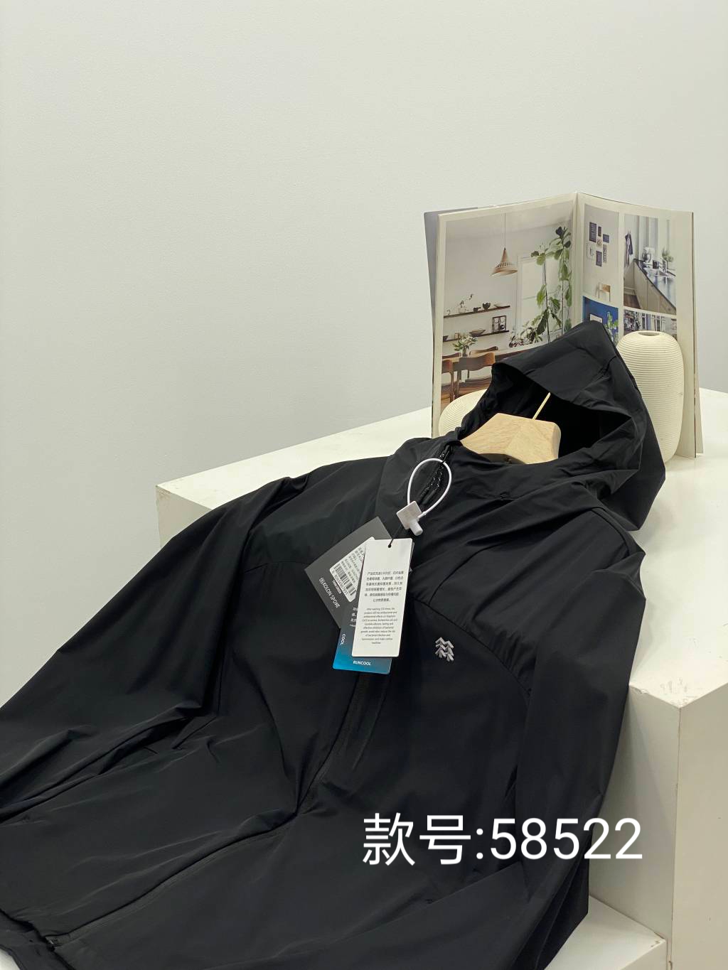 💰175包邮
KOLON SPORT/可隆夏季新款纯色连帽防晒衣外套!
款号:K'L58522
户外情侣款休闲衣防风夹克春夏轻薄徒步防晒皮肤衣外套连帽!!
夏日清凉必备!!
采用轻薄弹力面料的皮肤衣具有防风,防泼水,科技运动感十足袖口、下摆、门襟、帽檐使用弹力包边,让穿着更加舒适便利。
首先,这款防晒衣的颜值简直爆表啦!
简约而不失时尚感,无论是搭配T恤还是牛仔裤,都能轻松hold住!
而且,它的防晒效果也是一流的!
采用先进的防晒科技,能够有效阻挡紫外线的侵害, 让你在夏日里也能保持白皙的肌肤哦!!
当然啦,透气性也是非常重要的。
这款晒衣采用轻薄的面料,穿起来轻盈舒适,完全不会感到闷热。
即使出汗,也能迅速排湿,保持干爽!
最后,我要说的是,这款防晒衣真的超级百搭!无论是去海边度假,还是去爬山徒步, 它都是你的最佳拍档!
好啦,是不是已经心动了呢? 快来入手一件吧,让你的夏日更加清凉时尚!!
颜色:黑色 浅灰
尺码:M–3XL
肩宽 胸围 衣长 袖长
M 48 112 67 61
L 50 116 69 63
XL 52 120 71 65
2XL 54 124 73 67
3XL 56 128 75 69
M推荐100~120斤
L推荐120~140斤
XL推荐140~160斤
2XL推荐160~180斤
3XL推荐180~200斤