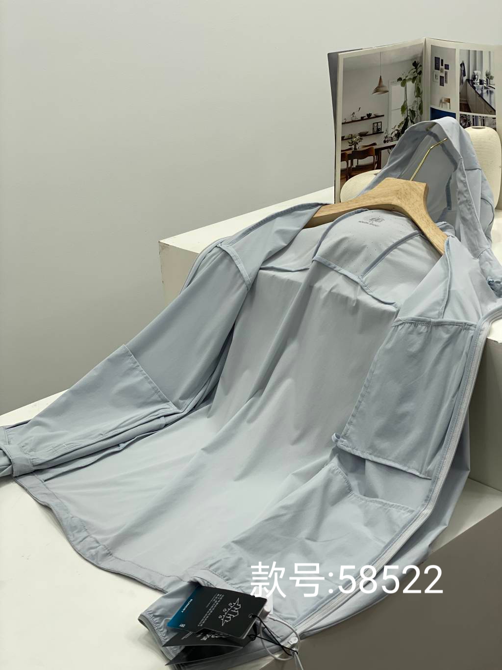 💰175包邮
KOLON SPORT/可隆夏季新款纯色连帽防晒衣外套!
款号:K'L58522
户外情侣款休闲衣防风夹克春夏轻薄徒步防晒皮肤衣外套连帽!!
夏日清凉必备!!
采用轻薄弹力面料的皮肤衣具有防风,防泼水,科技运动感十足袖口、下摆、门襟、帽檐使用弹力包边,让穿着更加舒适便利。
首先,这款防晒衣的颜值简直爆表啦!
简约而不失时尚感,无论是搭配T恤还是牛仔裤,都能轻松hold住!
而且,它的防晒效果也是一流的!
采用先进的防晒科技,能够有效阻挡紫外线的侵害, 让你在夏日里也能保持白皙的肌肤哦!!
当然啦,透气性也是非常重要的。
这款晒衣采用轻薄的面料,穿起来轻盈舒适,完全不会感到闷热。
即使出汗,也能迅速排湿,保持干爽!
最后,我要说的是,这款防晒衣真的超级百搭!无论是去海边度假,还是去爬山徒步, 它都是你的最佳拍档!
好啦,是不是已经心动了呢? 快来入手一件吧,让你的夏日更加清凉时尚!!
颜色:黑色 浅灰
尺码:M–3XL
肩宽 胸围 衣长 袖长
M 48 112 67 61
L 50 116 69 63
XL 52 120 71 65
2XL 54 124 73 67
3XL 56 128 75 69
M推荐100~120斤
L推荐120~140斤
XL推荐140~160斤
2XL推荐160~180斤
3XL推荐180~200斤