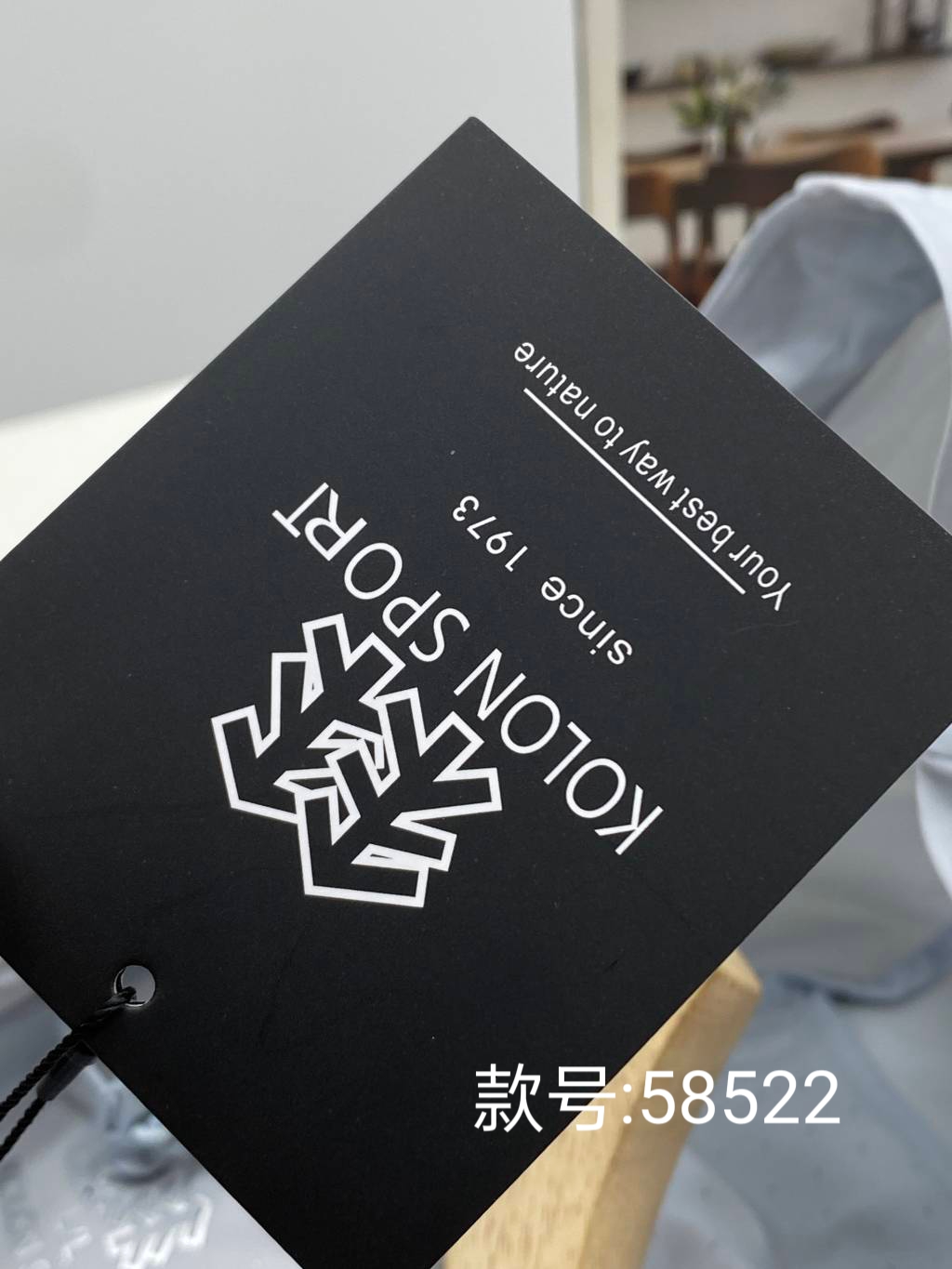 💰175包邮
KOLON SPORT/可隆夏季新款纯色连帽防晒衣外套!
款号:K'L58522
户外情侣款休闲衣防风夹克春夏轻薄徒步防晒皮肤衣外套连帽!!
夏日清凉必备!!
采用轻薄弹力面料的皮肤衣具有防风,防泼水,科技运动感十足袖口、下摆、门襟、帽檐使用弹力包边,让穿着更加舒适便利。
首先,这款防晒衣的颜值简直爆表啦!
简约而不失时尚感,无论是搭配T恤还是牛仔裤,都能轻松hold住!
而且,它的防晒效果也是一流的!
采用先进的防晒科技,能够有效阻挡紫外线的侵害, 让你在夏日里也能保持白皙的肌肤哦!!
当然啦,透气性也是非常重要的。
这款晒衣采用轻薄的面料,穿起来轻盈舒适,完全不会感到闷热。
即使出汗,也能迅速排湿,保持干爽!
最后,我要说的是,这款防晒衣真的超级百搭!无论是去海边度假,还是去爬山徒步, 它都是你的最佳拍档!
好啦,是不是已经心动了呢? 快来入手一件吧,让你的夏日更加清凉时尚!!
颜色:黑色 浅灰
尺码:M–3XL
肩宽 胸围 衣长 袖长
M 48 112 67 61
L 50 116 69 63
XL 52 120 71 65
2XL 54 124 73 67
3XL 56 128 75 69
M推荐100~120斤
L推荐120~140斤
XL推荐140~160斤
2XL推荐160~180斤
3XL推荐180~200斤