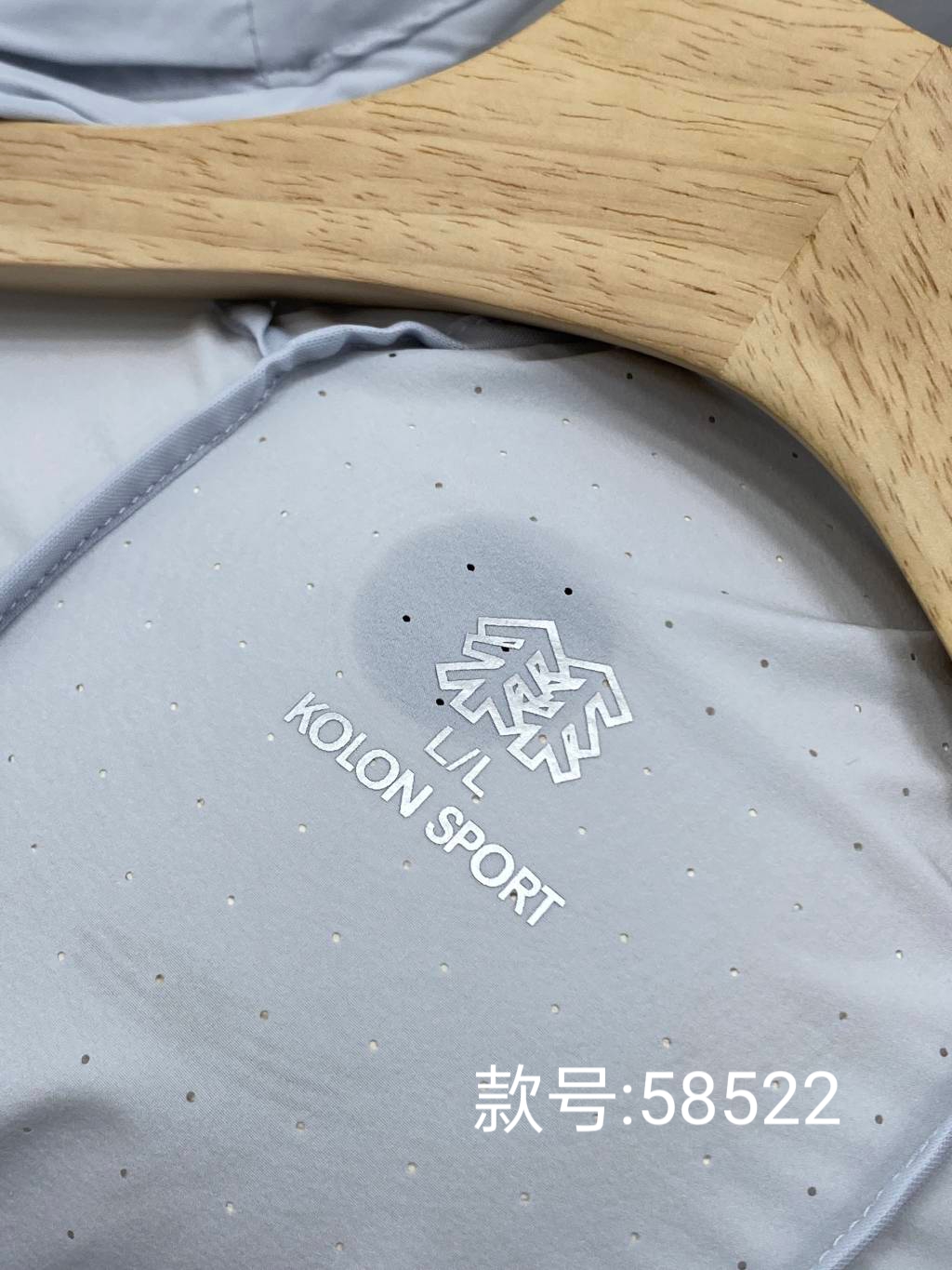 💰175包邮
KOLON SPORT/可隆夏季新款纯色连帽防晒衣外套!
款号:K'L58522
户外情侣款休闲衣防风夹克春夏轻薄徒步防晒皮肤衣外套连帽!!
夏日清凉必备!!
采用轻薄弹力面料的皮肤衣具有防风,防泼水,科技运动感十足袖口、下摆、门襟、帽檐使用弹力包边,让穿着更加舒适便利。
首先,这款防晒衣的颜值简直爆表啦!
简约而不失时尚感,无论是搭配T恤还是牛仔裤,都能轻松hold住!
而且,它的防晒效果也是一流的!
采用先进的防晒科技,能够有效阻挡紫外线的侵害, 让你在夏日里也能保持白皙的肌肤哦!!
当然啦,透气性也是非常重要的。
这款晒衣采用轻薄的面料,穿起来轻盈舒适,完全不会感到闷热。
即使出汗,也能迅速排湿,保持干爽!
最后,我要说的是,这款防晒衣真的超级百搭!无论是去海边度假,还是去爬山徒步, 它都是你的最佳拍档!
好啦,是不是已经心动了呢? 快来入手一件吧,让你的夏日更加清凉时尚!!
颜色:黑色 浅灰
尺码:M–3XL
肩宽 胸围 衣长 袖长
M 48 112 67 61
L 50 116 69 63
XL 52 120 71 65
2XL 54 124 73 67
3XL 56 128 75 69
M推荐100~120斤
L推荐120~140斤
XL推荐140~160斤
2XL推荐160~180斤
3XL推荐180~200斤