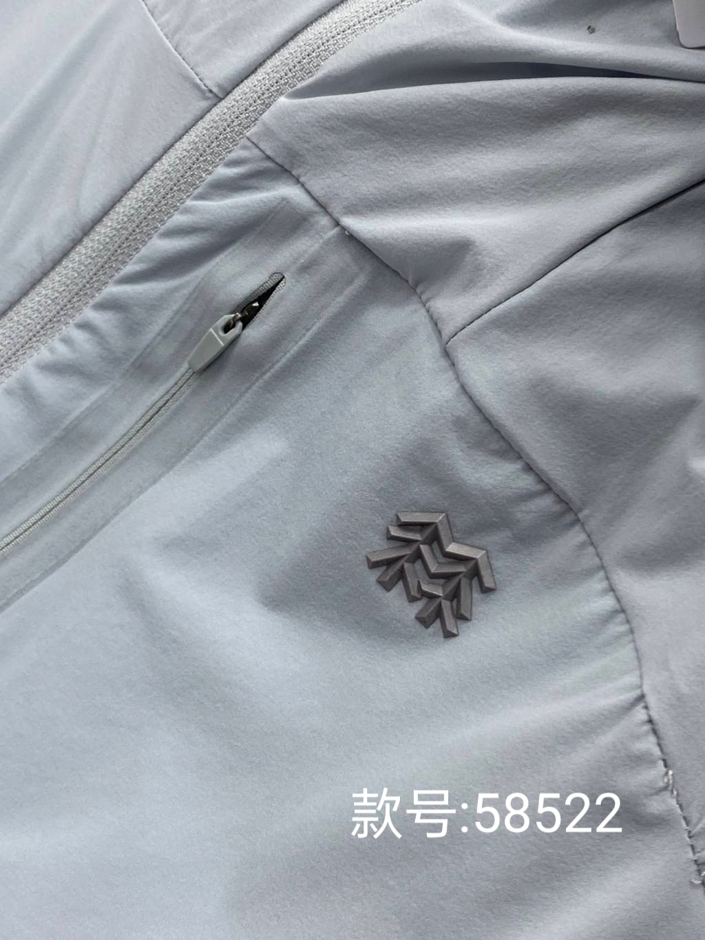 💰175包邮
KOLON SPORT/可隆夏季新款纯色连帽防晒衣外套!
款号:K'L58522
户外情侣款休闲衣防风夹克春夏轻薄徒步防晒皮肤衣外套连帽!!
夏日清凉必备!!
采用轻薄弹力面料的皮肤衣具有防风,防泼水,科技运动感十足袖口、下摆、门襟、帽檐使用弹力包边,让穿着更加舒适便利。
首先,这款防晒衣的颜值简直爆表啦!
简约而不失时尚感,无论是搭配T恤还是牛仔裤,都能轻松hold住!
而且,它的防晒效果也是一流的!
采用先进的防晒科技,能够有效阻挡紫外线的侵害, 让你在夏日里也能保持白皙的肌肤哦!!
当然啦,透气性也是非常重要的。
这款晒衣采用轻薄的面料,穿起来轻盈舒适,完全不会感到闷热。
即使出汗,也能迅速排湿,保持干爽!
最后,我要说的是,这款防晒衣真的超级百搭!无论是去海边度假,还是去爬山徒步, 它都是你的最佳拍档!
好啦,是不是已经心动了呢? 快来入手一件吧,让你的夏日更加清凉时尚!!
颜色:黑色 浅灰
尺码:M–3XL
肩宽 胸围 衣长 袖长
M 48 112 67 61
L 50 116 69 63
XL 52 120 71 65
2XL 54 124 73 67
3XL 56 128 75 69
M推荐100~120斤
L推荐120~140斤
XL推荐140~160斤
2XL推荐160~180斤
3XL推荐180~200斤