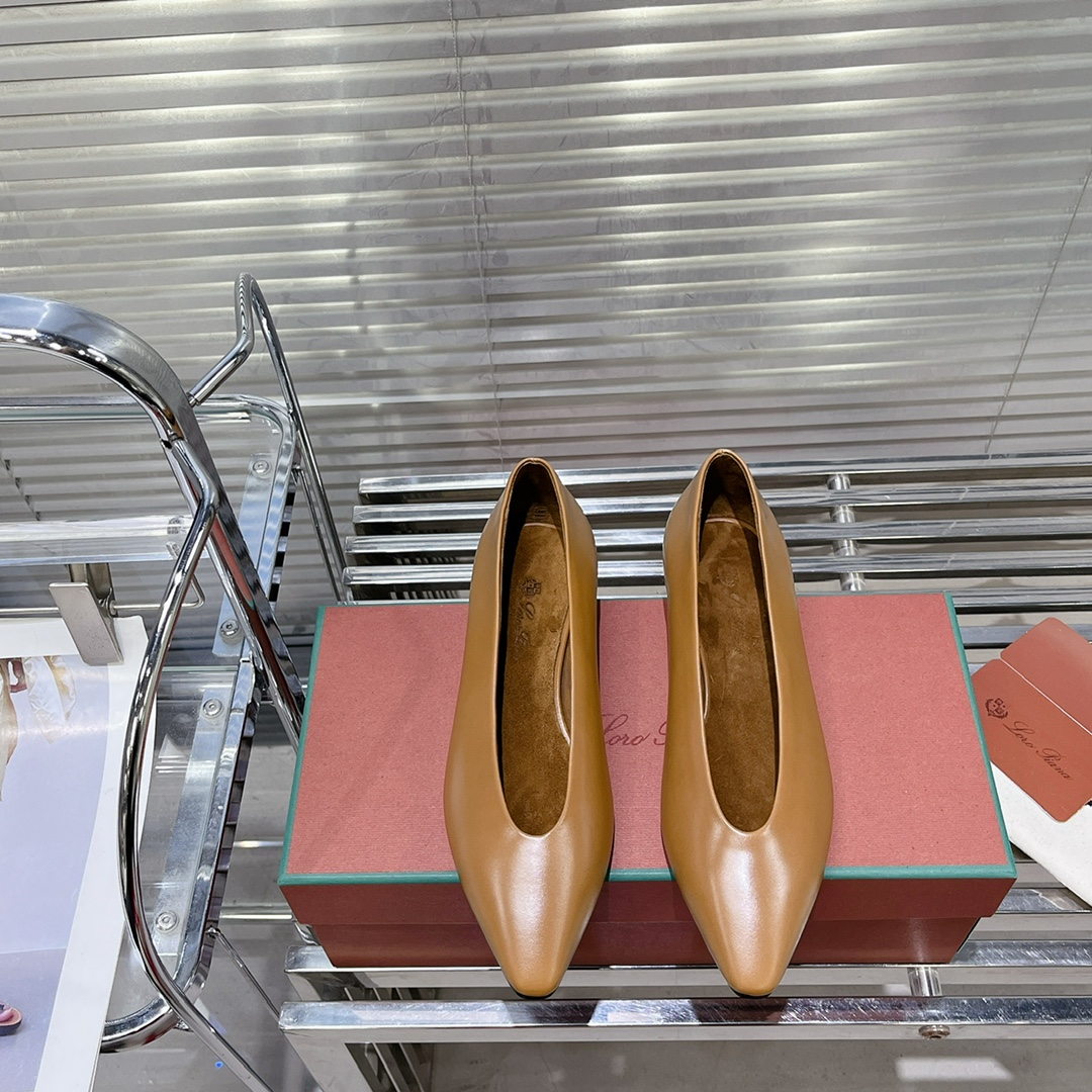 NO:449010,(Top version) LP is full of posture, feel the warm winter comfort Loro Piana丨FW23Pebecoa retro ballet flat shoes are made of cowhide leather, and the slightly round toe makes it unique. The vegetable-tanned leather presents a semi-gloss and very smooth delicate texture, and the touch is soft and pleasant. The versatile design style is ideal for showing contemporary style and modern shapes. Original custom fabrics are made of oil wax cowhide~ texture is waxy and luster. Customized inner lining imported Yangjing foot pads. The original open-sole custom Italian A-grade leather sole size35-40 (40 custom made without return and exchange), single shoes, loro piano, loro piano, flats, cowhide, sheep19860909（顶级版本） LP盈盈之姿,感受暖冬惬意 Loro Piana丨FW23Pebecoa 复古芭蕾舞平底鞋 采用牛皮革制成,略微圆浑的鞋头令其别具一格.经过植鞣处理的皮革呈现半亮面又十分平滑的细腻纹理,手感柔软怡人.百搭的设计风格是展现当代格调和现代造型的理想之选. 面料原版定制油蜡牛皮～质感显蜡感光泽 內里定制进口羊京垫脚内里 大底原版开模定制意大利A级真皮底 size35-40（40订做不退换）,单鞋,loro piana,loro piana,flats,cowhide,sheep,Women's Shoes