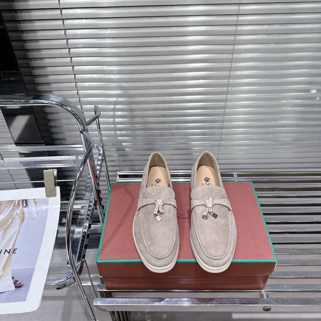 NO:260606,Men #Couple Purchase Level Loro Piana 25/ Upgraded version British tassels Couple Flat Loafers It turns out that this is the legendary Loafers that will not be tired even if you walk 20,000 steps. This pair of loafers holds the appearance and feel of the feet, and you will be completely lost once you walk on your feet~ The minimalist design is eye-catching and attractive, and the outfit is a plus for the outfit. The soft foot feel is outstanding, and it will be nice to match it with a soft and glutinous sole. It is not tiring to wear it for a long time in daily life. Who can refuse a pair of versatile and beautiful loafers?  It’s simply too elegant, and you have both the feel and texture of your feet. The key is to make your legs look longer and not tired. The main one is just right!  Material original top-grade sheep skin, original water-dyed sheep skin inner lining, original high elastic wear-resistant beef tendon sole, Size women's 35-42 (40.41.42 custom-made without return or exchange) Men's 38-46 (38.45.46 custom-made without return or exchange), loafers, loro piano, loafers, sheepskin, sheep19860909男 #情侣 代购级 Loro Piana 乐悠翩雅 25/ 升级版本 英伦流苏 情侣 平底 乐福鞋 原来这就是传说走两万步都不会累脚的乐福鞋这双乐福鞋把颜值和脚感都拿捏住了,上脚一走就会被彻底沦陷～极简的设计吸睛耐看,穿搭加分项呀 软乎乎的脚感质感出众,不会磨脚就很nice搭配软软糯糯的鞋底,日常通行久穿不累哦 谁能拒绝得了一双百搭又好看的乐福鞋呢？简直不要太气质,脚感和质感都拿捏,关键是显腿长不累脚,主打的就是一个刚刚好！ 材质原版顶级羊猄皮 内里原版水染羊皮内里 大底原版高弹耐磨牛筋底 Size女35-42（40.41.42定做不退换） 男38-46（38.45.46定做不退换）,乐福鞋,loro piana,loafers,sheepskin,sheep,Women's Shoes