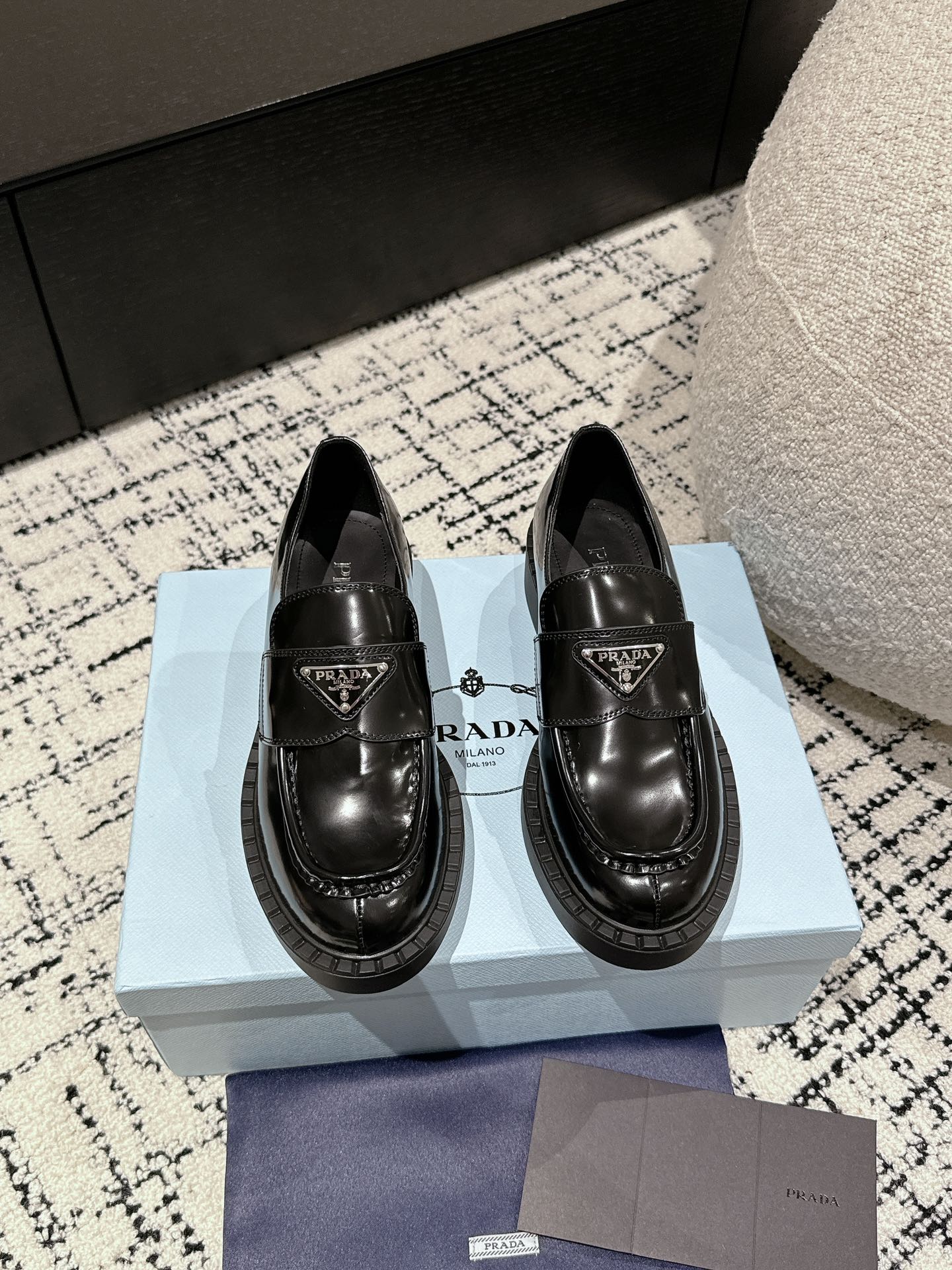 NO:173904,#Top version [Updated version] Since 2019, the counter fine-tuning and upgraded version has been launched. There is no need to repeat how popular this loafer is. It is undoubtedly the most popular loafer in recent years! After the counter is upgraded, the details of the fine adjustment are as follows. The brightness of the edge-opening pearl is slightly reduced, which is consistent with the original version! 1. The toe is rounder and fuller, and the goose crown feels stronger. 2. The foot pad logo has been changed from hot color to hot silver. 3. The sole material has been changed from rubber sole to TPU material, which has better elasticity and is more wear-resistant! Fabric selection imported calfskin material. The inner lining is water-dyed calfskin, (the inner lining is not sheepskin) Size35-39 (40 custom made without return or exchange), loafers, loafers, cowhide, sheepskin19860909#顶级版本【升级版】  19年发布至今专柜微调升级版本全新上市 这款乐福鞋有多火就无需赘述了,无疑是近几年最受欢迎的乐福鞋！ 专柜升级后,微调细节如下 开边珠光亮度 微微降低,与原版一致！ 1 、鞋头更圆润饱满,鹅冠子感更强 2、垫脚logo从烫色改为烫银 3、鞋底材质由橡胶底改为tpu材质,弹力更好,更耐磨！ 面料甄选进口小牛皮材质 內里内里为水染小牛皮,（内里不是羊皮哦） Size35-39（40定做不退换）,乐福鞋,loafers,cowhide,sheepskin,Women's Shoes