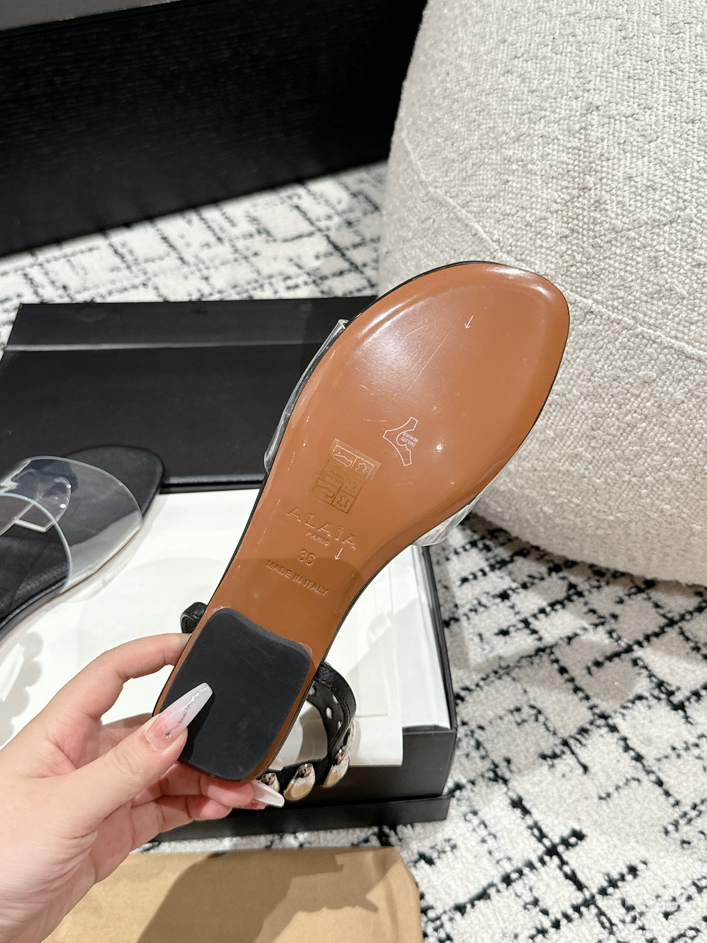 
Alaia 同步专柜金属扣凉鞋

爆款单品，时下流行审美。Alaia极简风太火了 所以趁着有热度，赶紧
