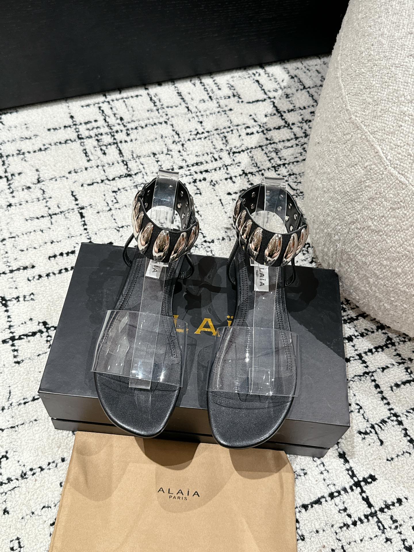 
Alaia 同步专柜金属扣凉鞋

爆款单品，时下流行审美。Alaia极简风太火了 所以趁着有热度，赶紧