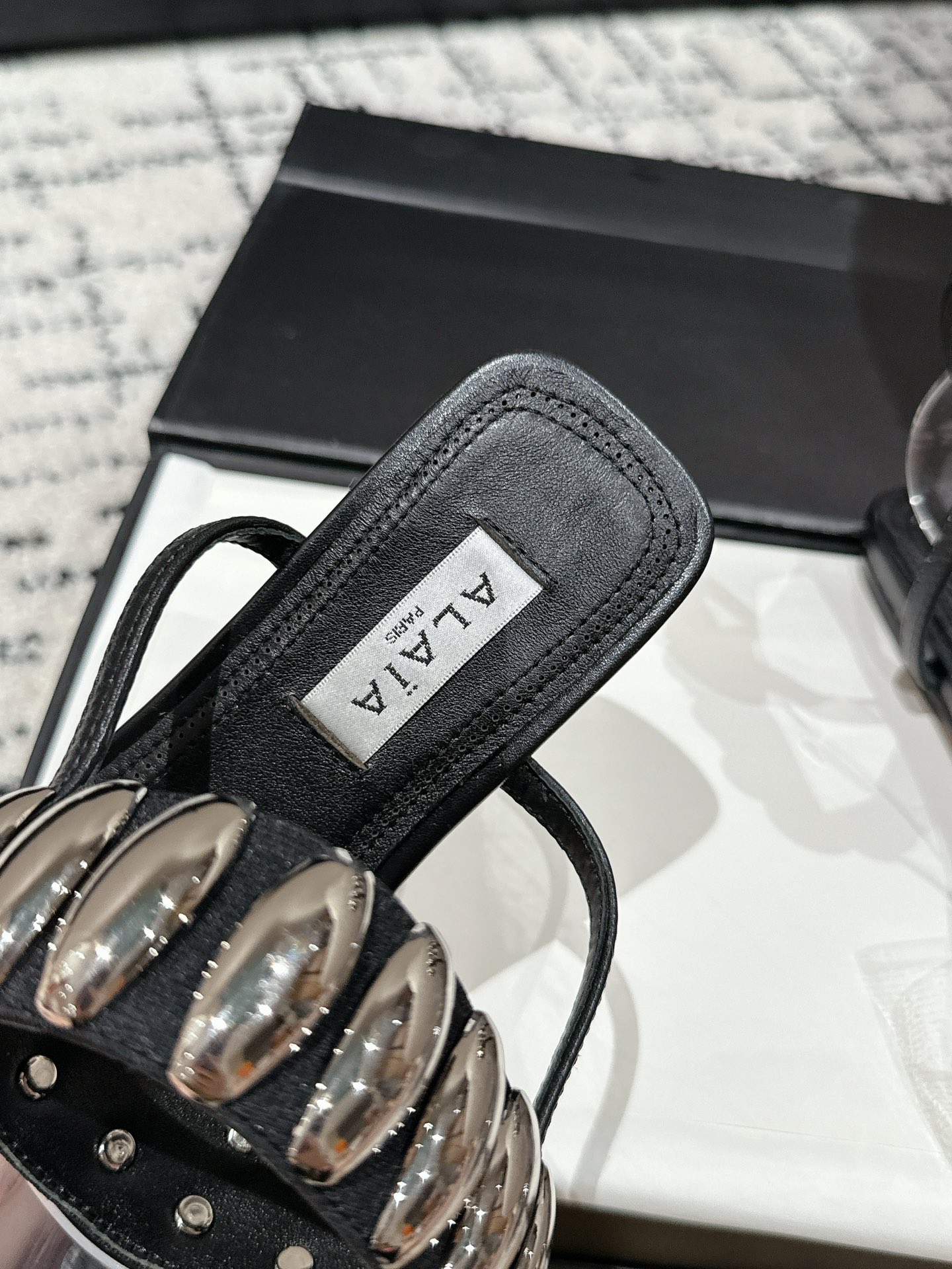 
Alaia 同步专柜金属扣凉鞋

爆款单品，时下流行审美。Alaia极简风太火了 所以趁着有热度，赶紧
