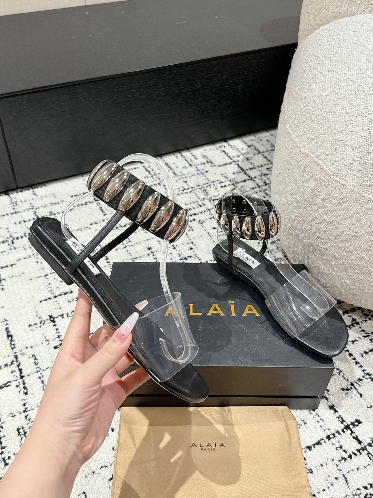 
Alaia 同步专柜金属扣凉鞋

爆款单品，时下流行审美。Alaia极简风太火了 所以趁着有热度，赶紧