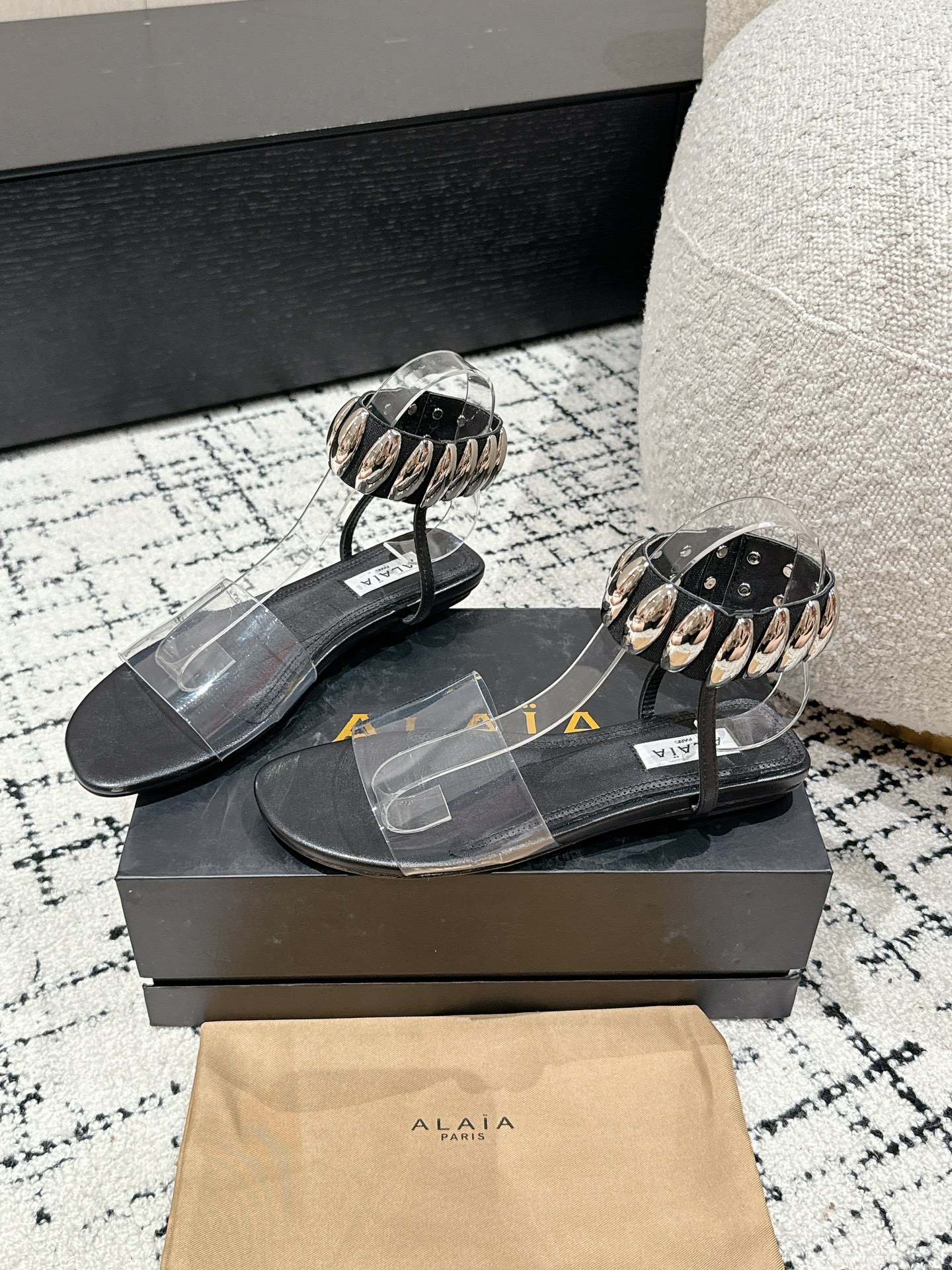 
Alaia 同步专柜金属扣凉鞋

爆款单品，时下流行审美。Alaia极简风太火了 所以趁着有热度，赶紧
