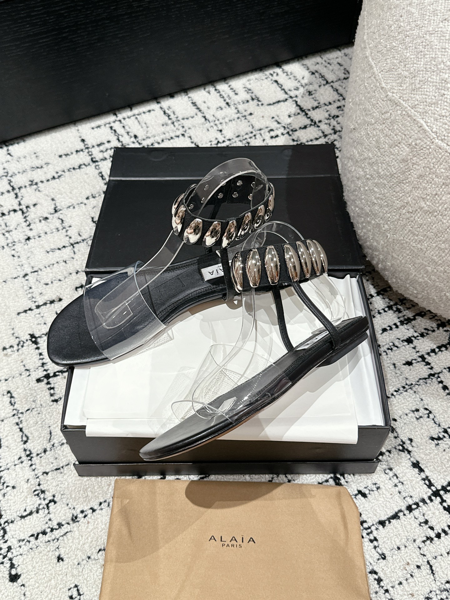 
Alaia 同步专柜金属扣凉鞋

爆款单品，时下流行审美。Alaia极简风太火了 所以趁着有热度，赶紧