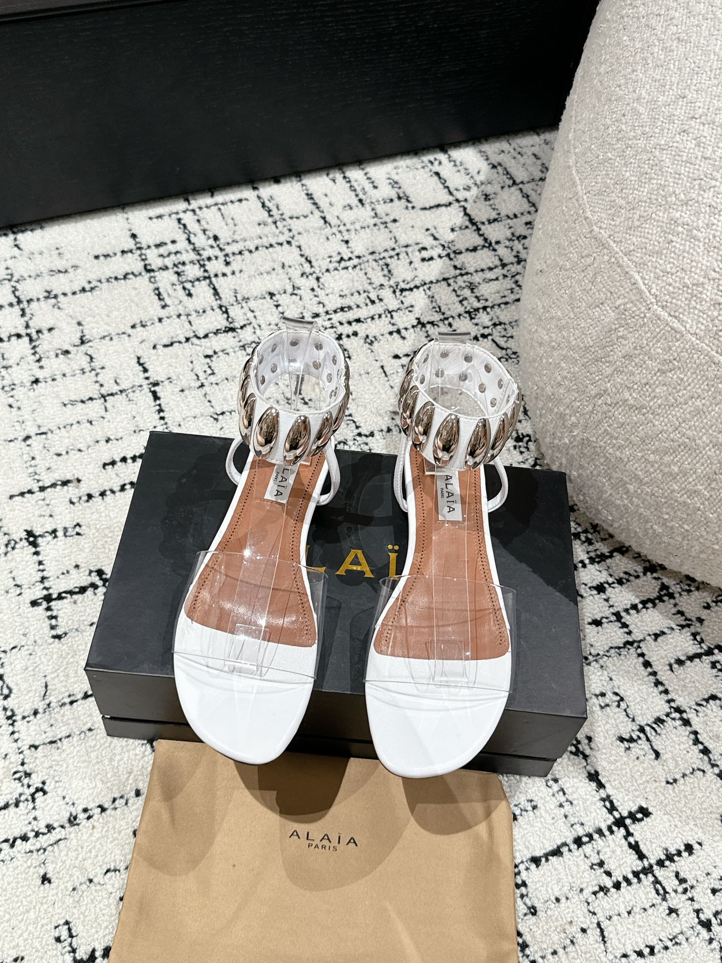 
Alaia 25/同步专柜金属扣凉鞋

爆款单品，时下流行审美。Alaia极简风太火了 所以趁着有热度