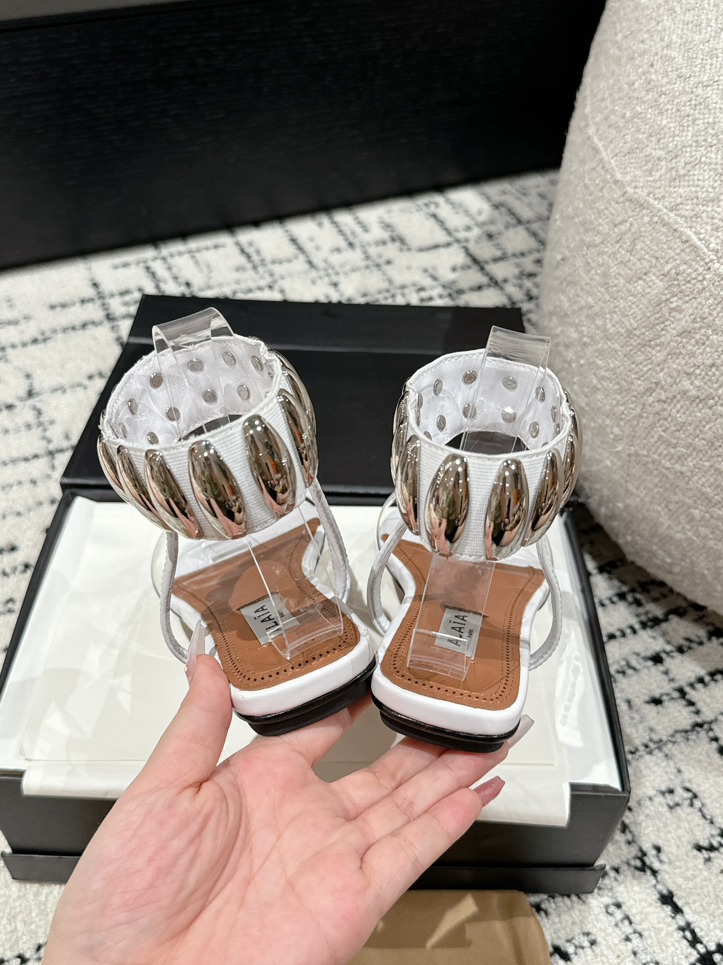 
Alaia 25/同步专柜金属扣凉鞋

爆款单品，时下流行审美。Alaia极简风太火了 所以趁着有热度