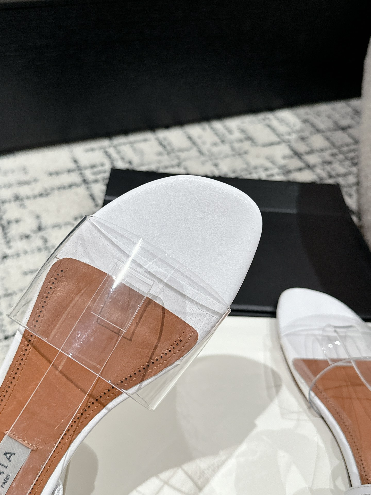
Alaia 25/同步专柜金属扣凉鞋

爆款单品，时下流行审美。Alaia极简风太火了 所以趁着有热度