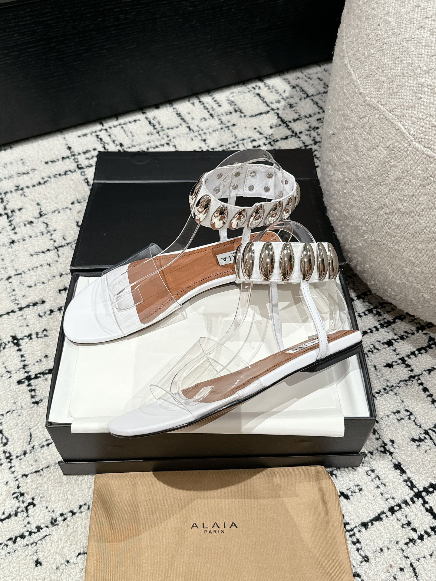 
Alaia 25/同步专柜金属扣凉鞋

爆款单品，时下流行审美。Alaia极简风太火了 所以趁着有热度
