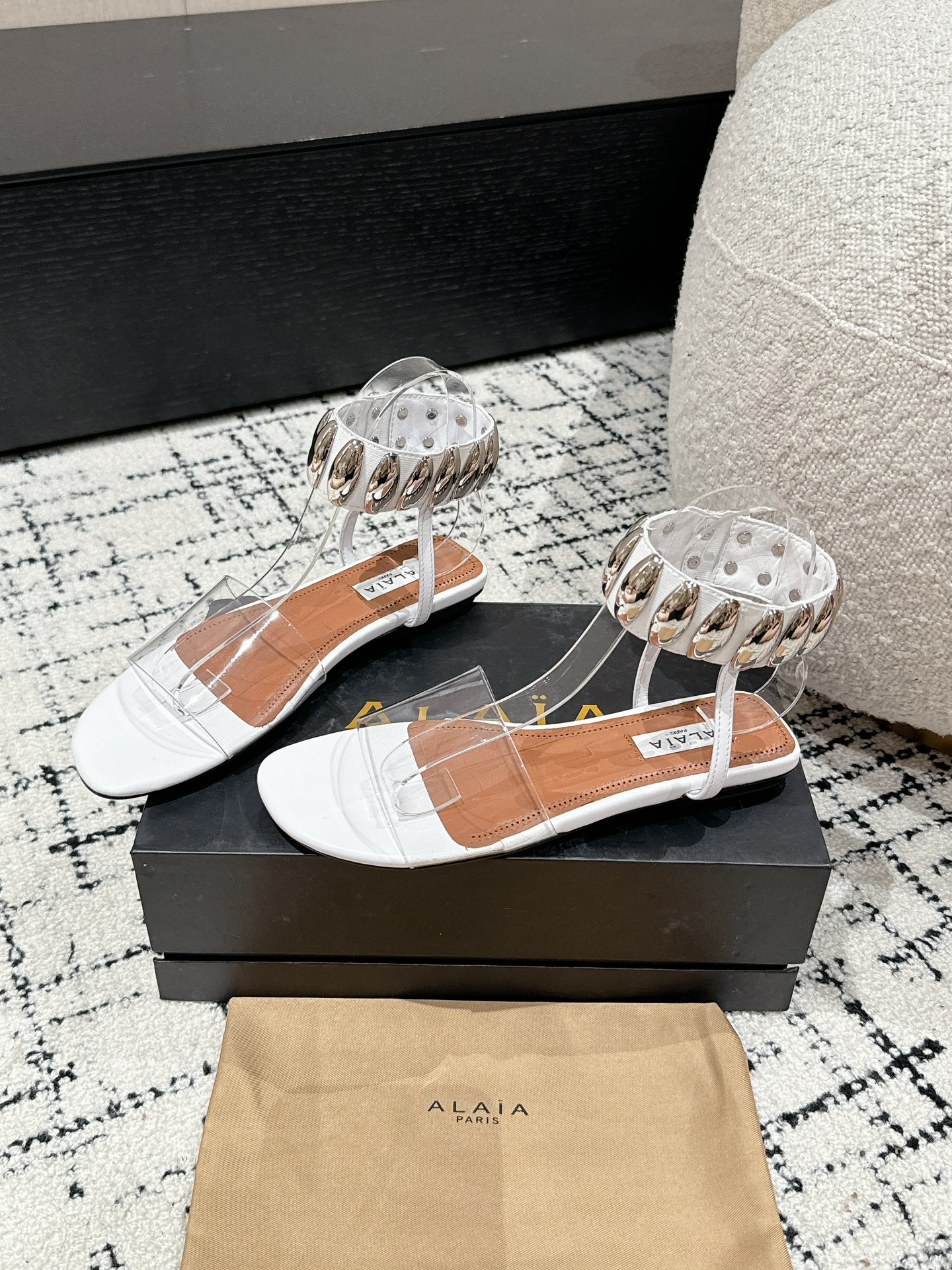 
Alaia 25/同步专柜金属扣凉鞋

爆款单品，时下流行审美。Alaia极简风太火了 所以趁着有热度