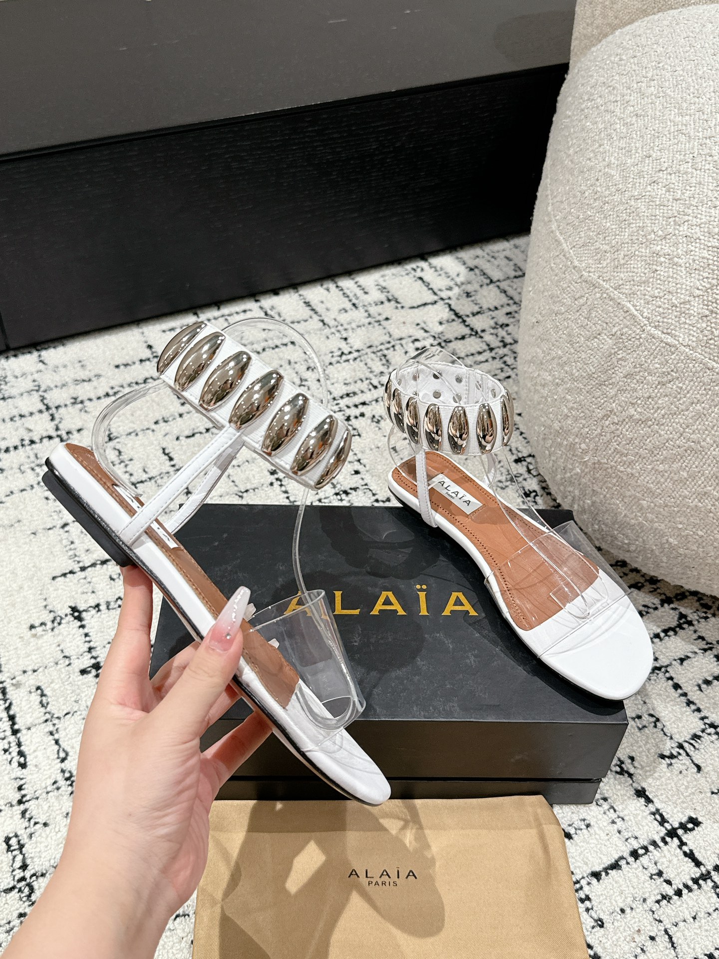 
Alaia 25/同步专柜金属扣凉鞋

爆款单品，时下流行审美。Alaia极简风太火了 所以趁着有热度