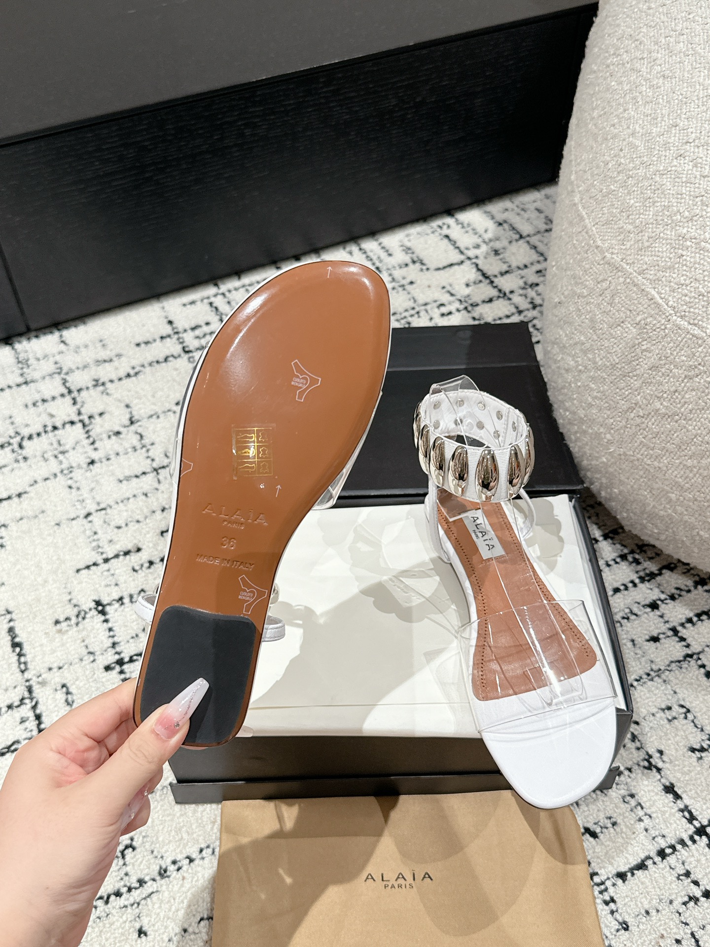 
Alaia 25/同步专柜金属扣凉鞋

爆款单品，时下流行审美。Alaia极简风太火了 所以趁着有热度