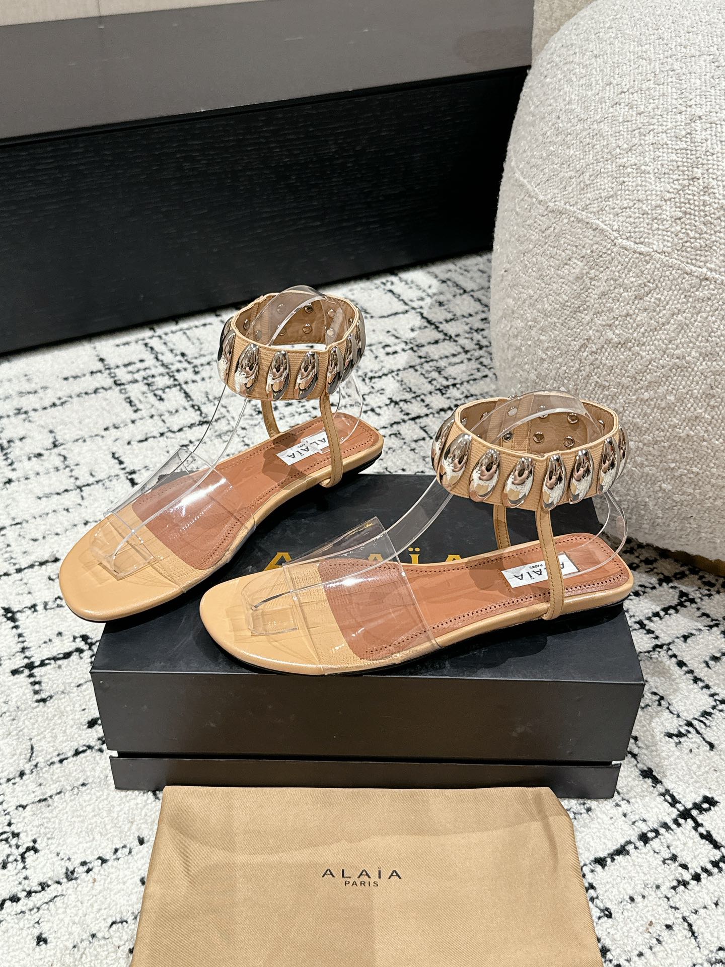 
Alaia 同步专柜金属扣凉鞋

爆款单品，时下流行审美。Alaia极简风太火了 所以趁着有热度，赶紧