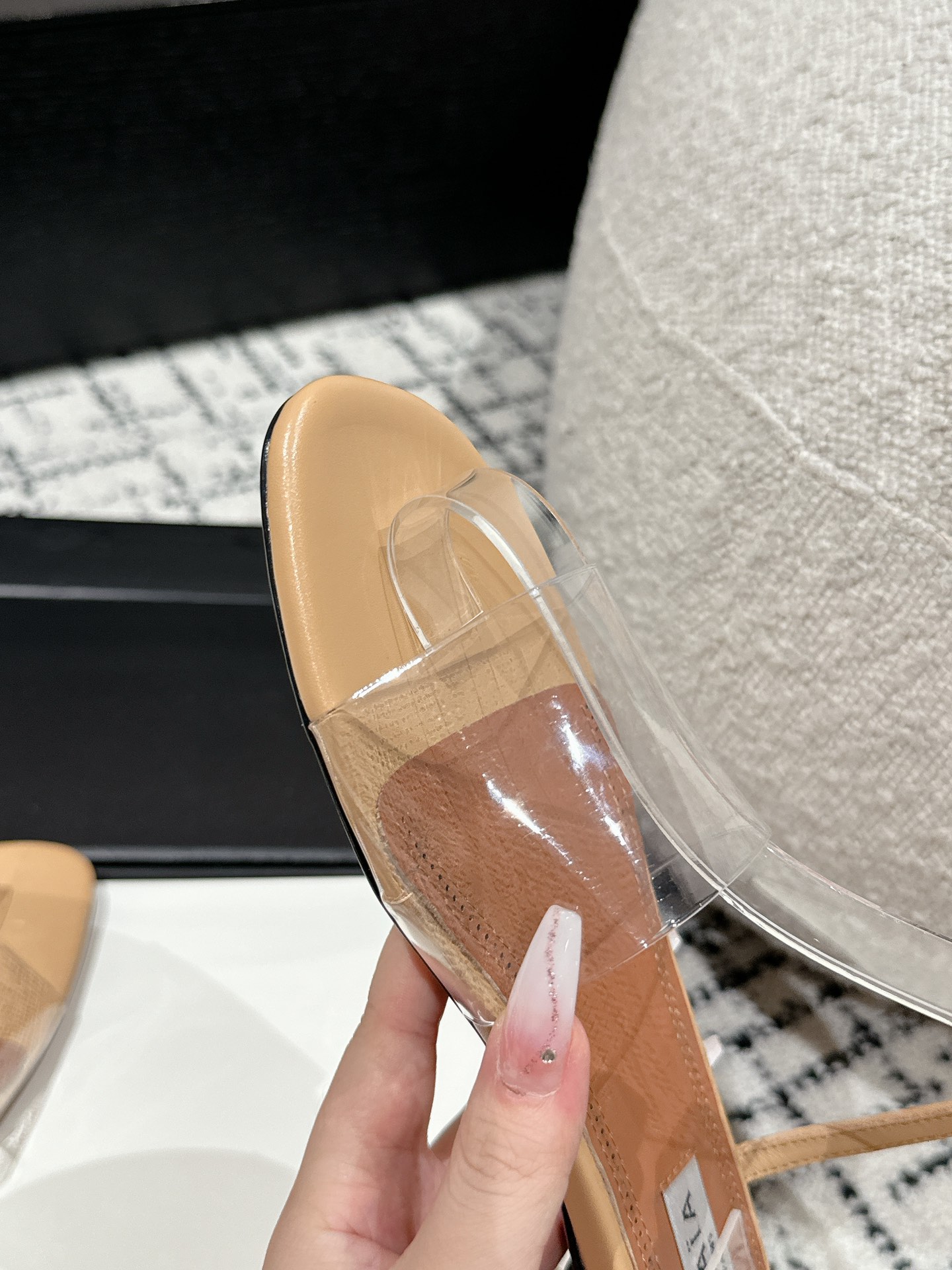 
Alaia 同步专柜金属扣凉鞋

爆款单品，时下流行审美。Alaia极简风太火了 所以趁着有热度，赶紧