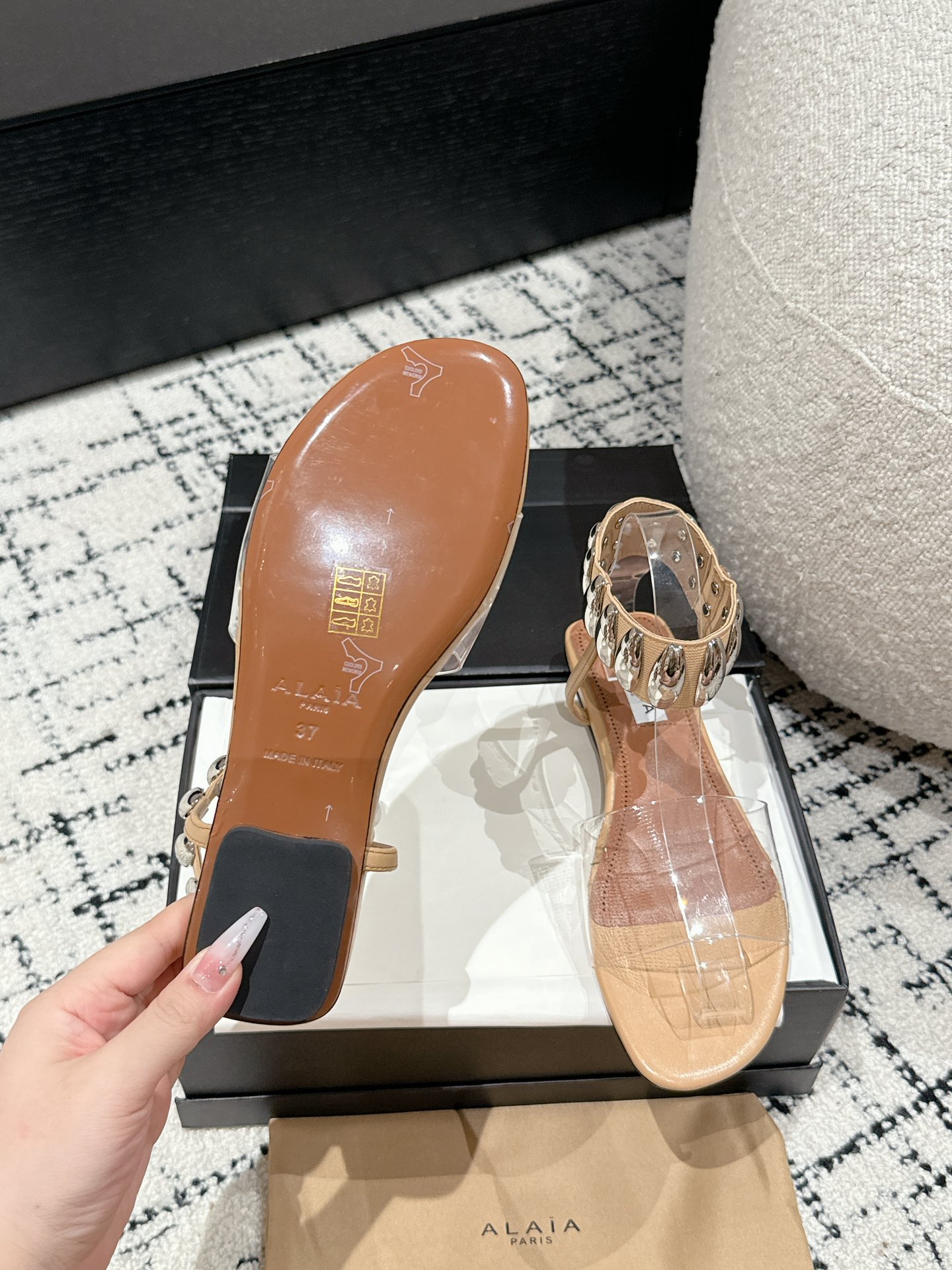
Alaia 同步专柜金属扣凉鞋

爆款单品，时下流行审美。Alaia极简风太火了 所以趁着有热度，赶紧