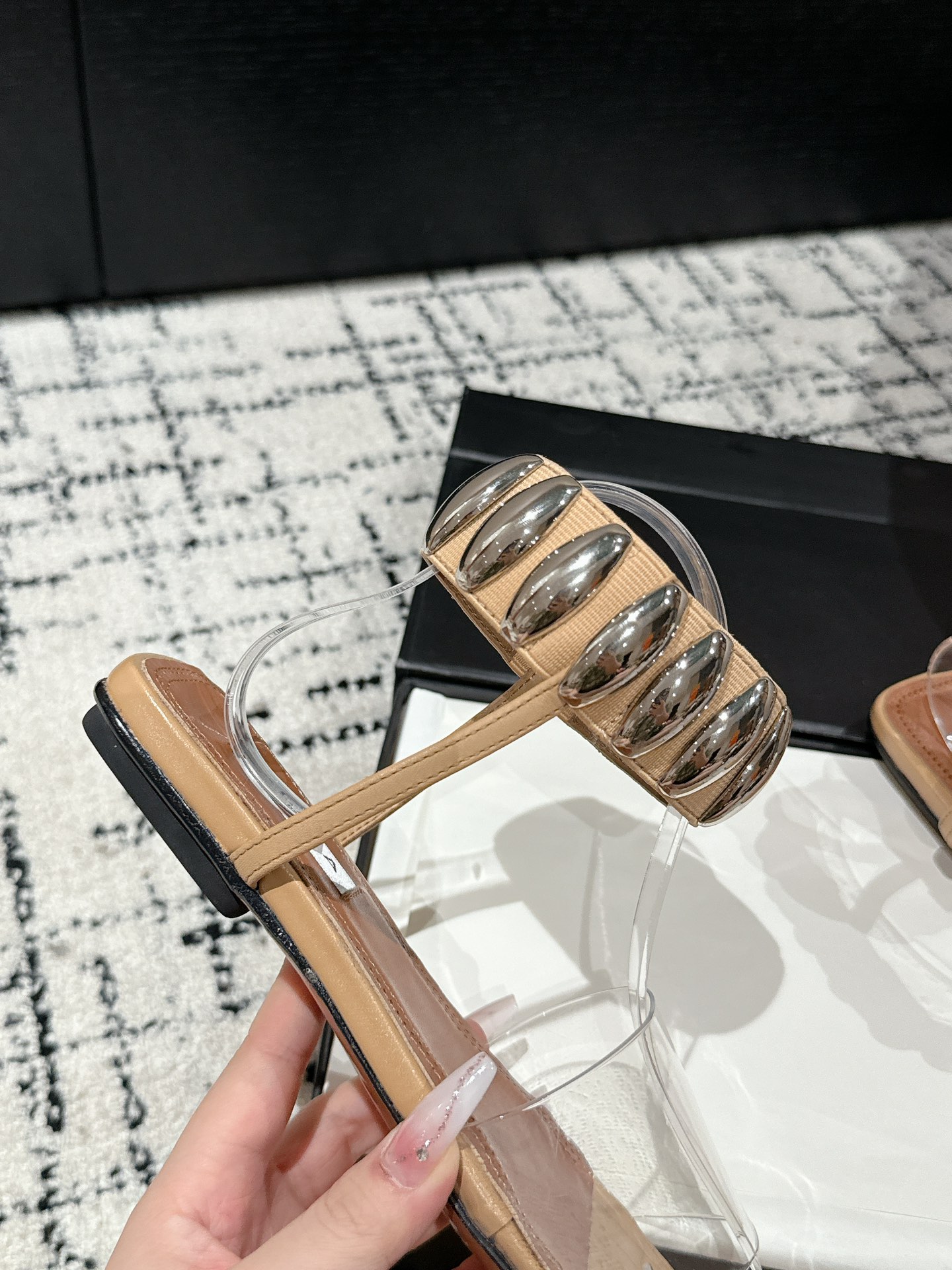 
Alaia 同步专柜金属扣凉鞋

爆款单品，时下流行审美。Alaia极简风太火了 所以趁着有热度，赶紧