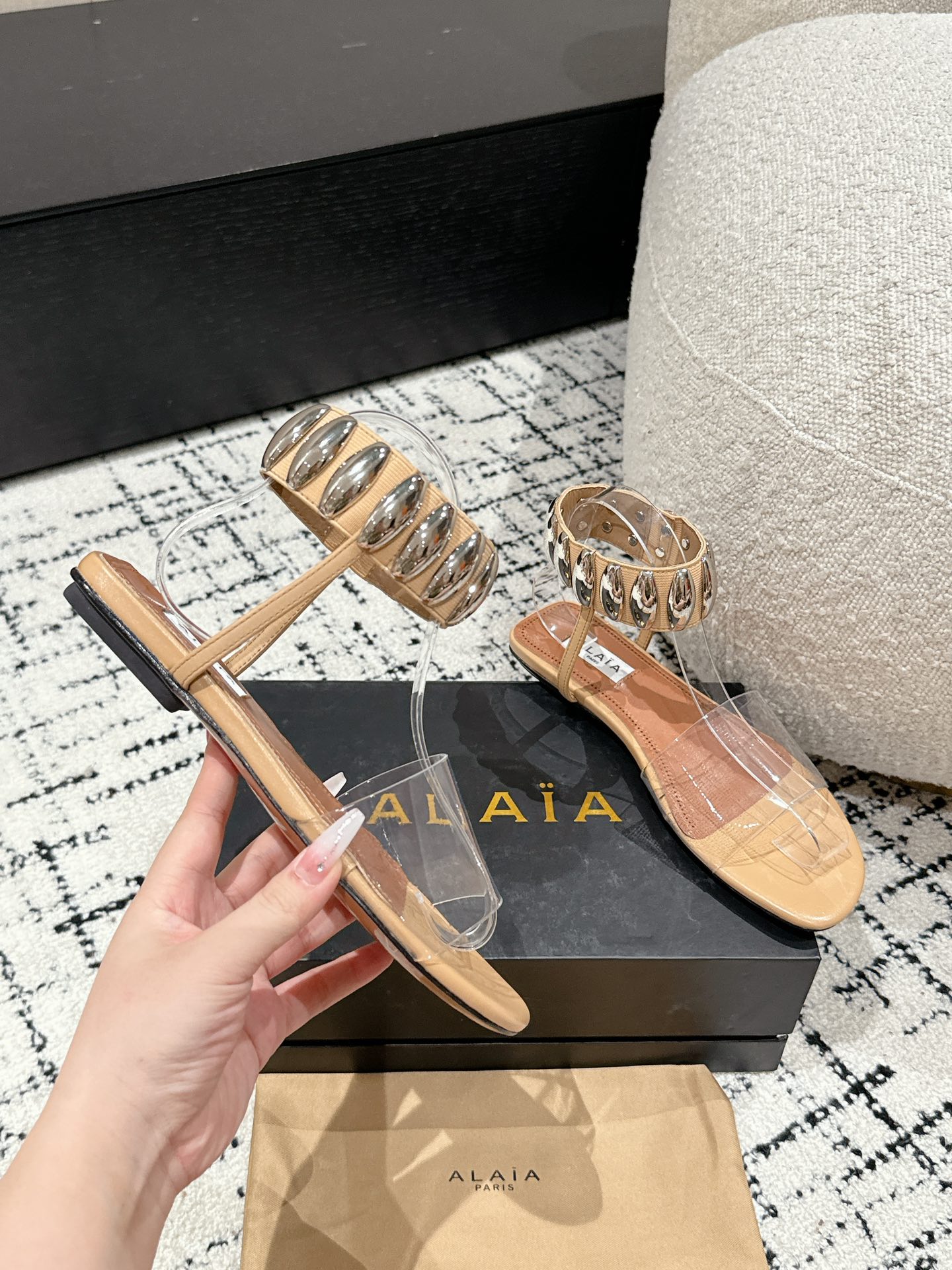 
Alaia 同步专柜金属扣凉鞋

爆款单品，时下流行审美。Alaia极简风太火了 所以趁着有热度，赶紧