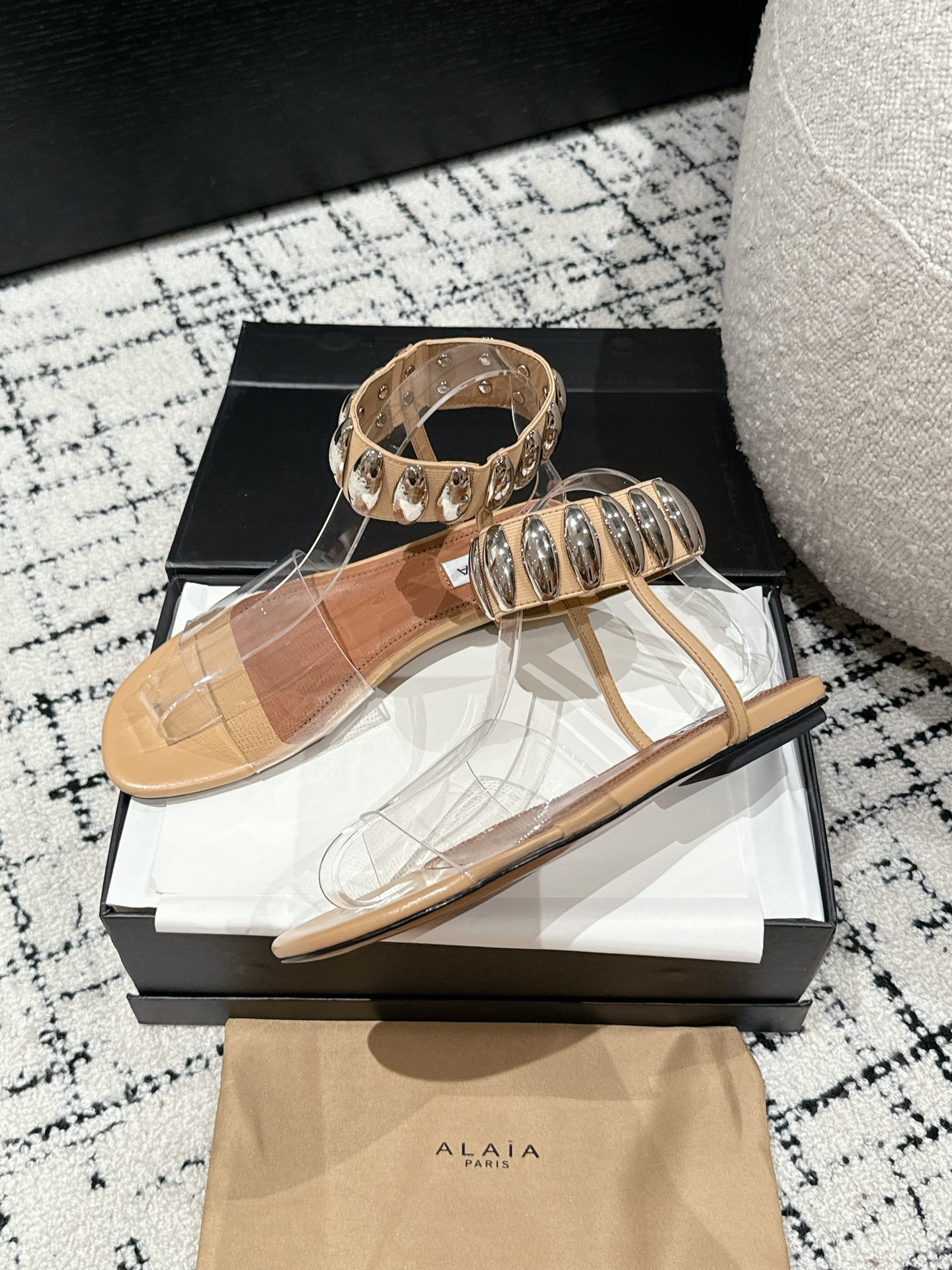 
Alaia 同步专柜金属扣凉鞋

爆款单品，时下流行审美。Alaia极简风太火了 所以趁着有热度，赶紧
