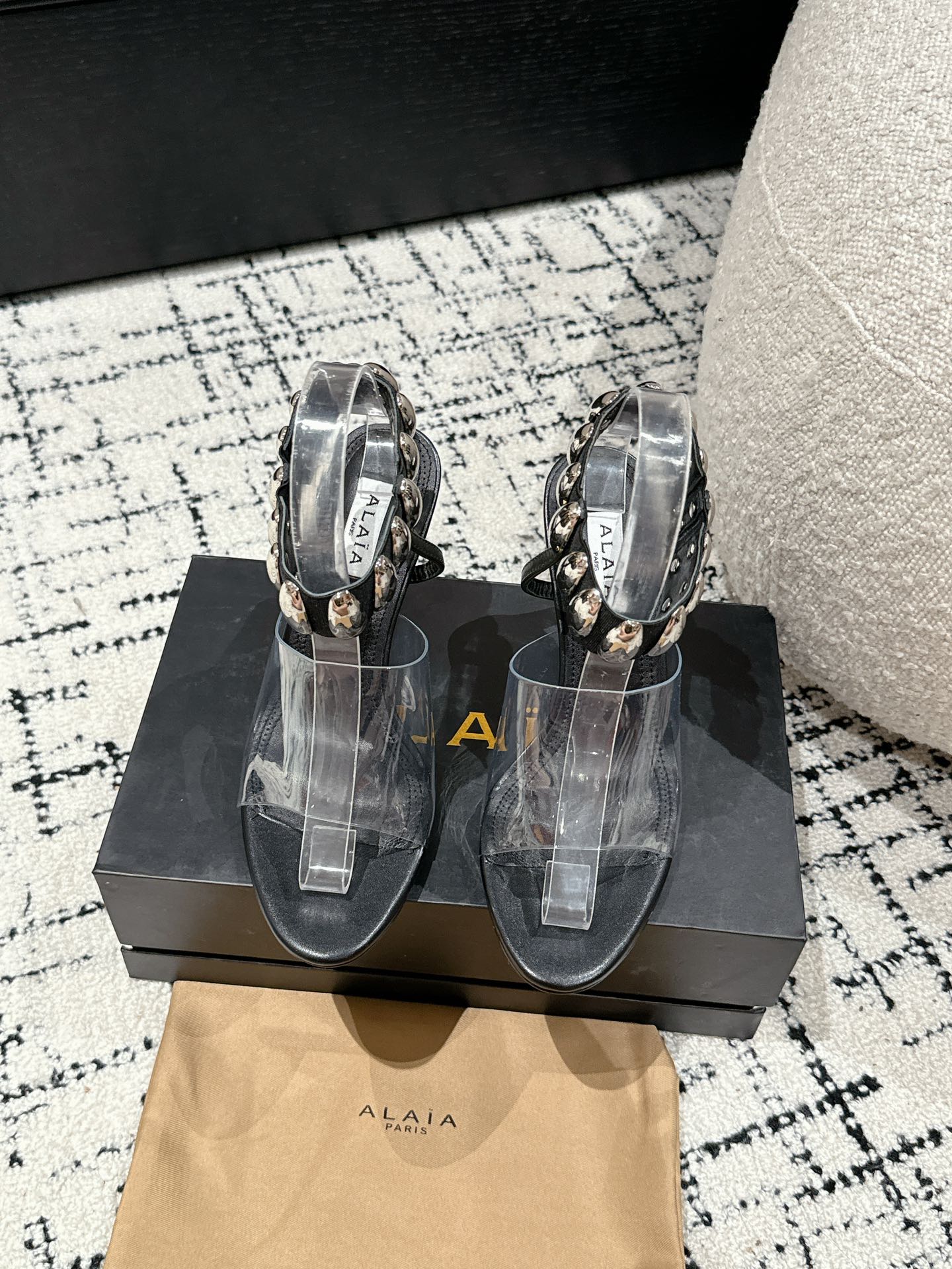 
Alaia 同步专柜金属扣凉鞋

爆款单品，时下流行审美。Alaia极简风太火了 所以趁着有热度，赶紧
