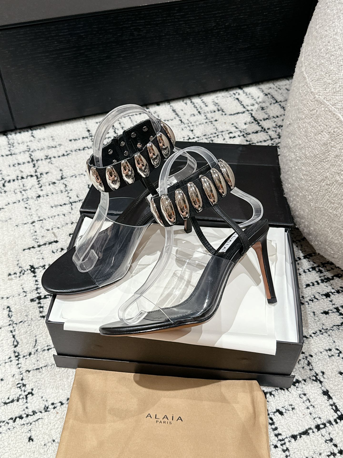 
Alaia 同步专柜金属扣凉鞋

爆款单品，时下流行审美。Alaia极简风太火了 所以趁着有热度，赶紧