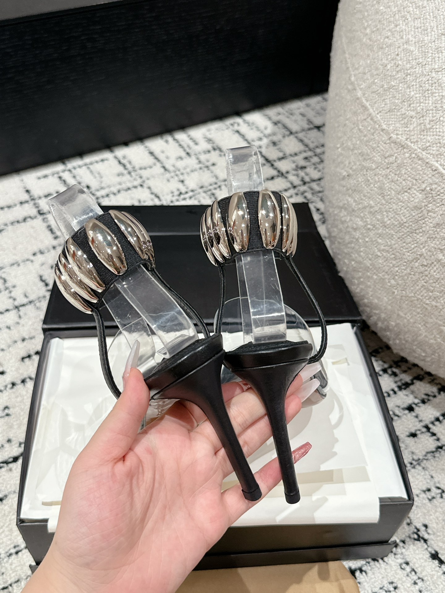 
Alaia 同步专柜金属扣凉鞋

爆款单品，时下流行审美。Alaia极简风太火了 所以趁着有热度，赶紧