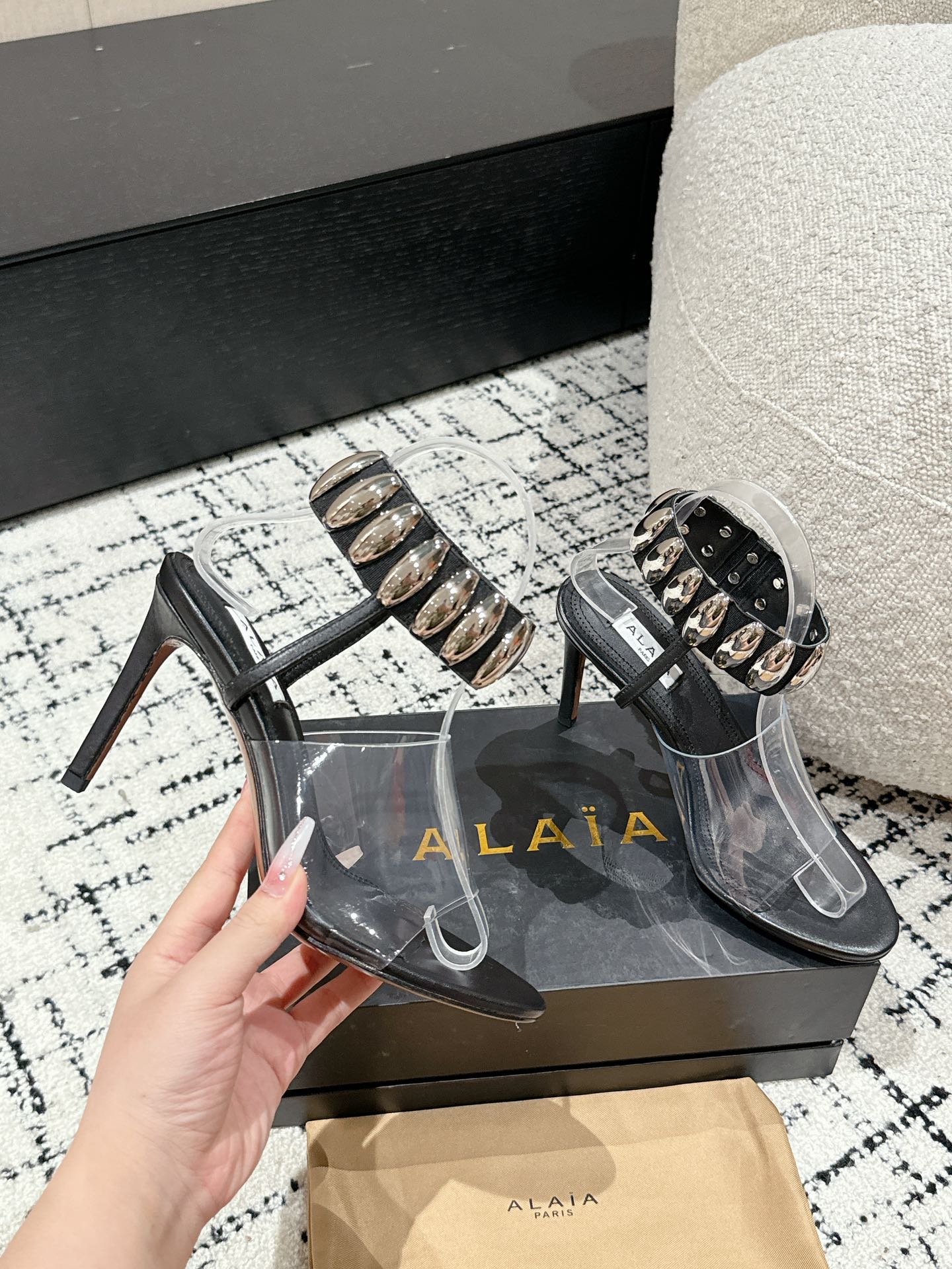
Alaia 同步专柜金属扣凉鞋

爆款单品，时下流行审美。Alaia极简风太火了 所以趁着有热度，赶紧