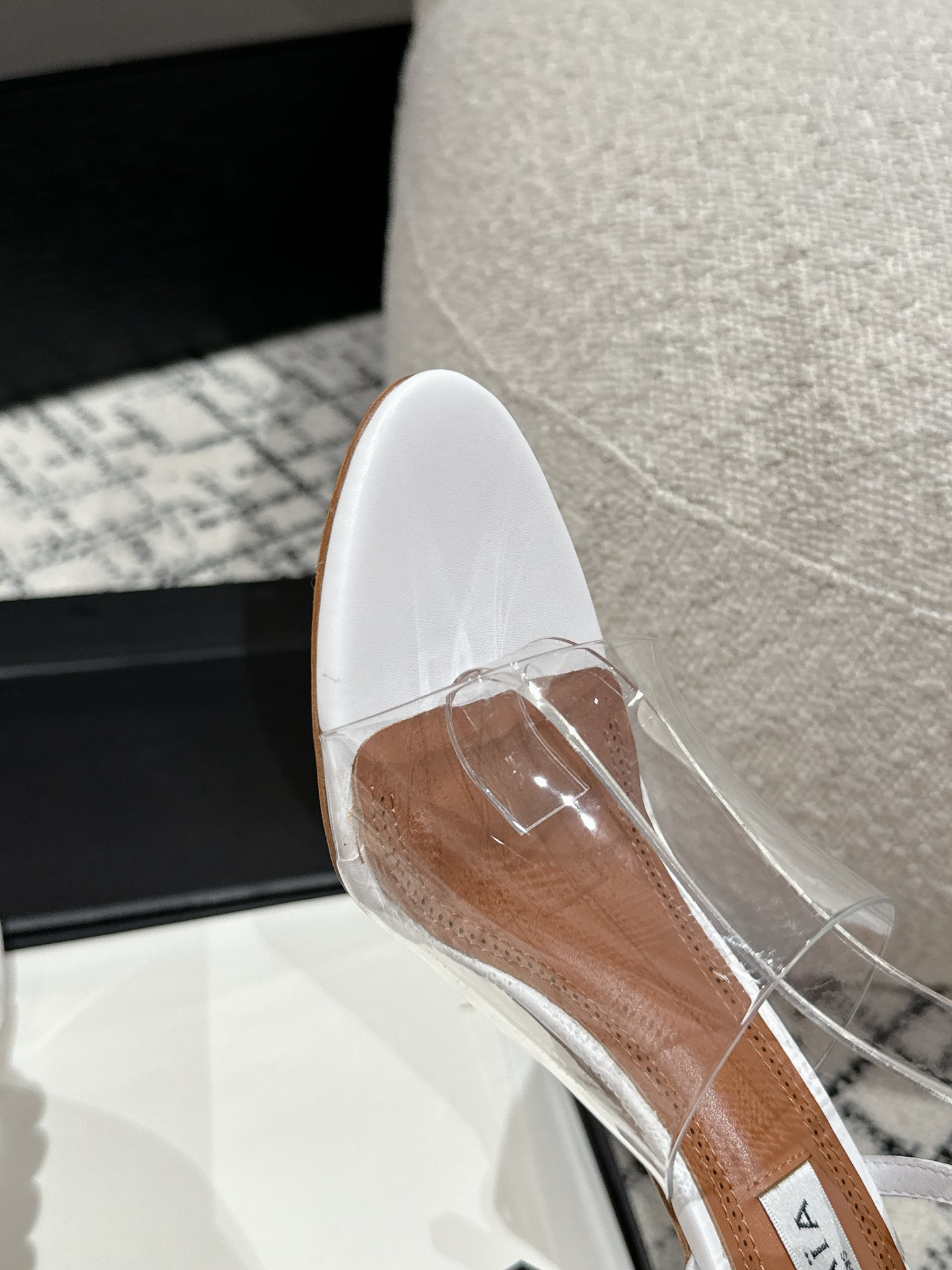 
Alaia 同步专柜金属扣凉鞋

爆款单品，时下流行审美。Alaia极简风太火了 所以趁着有热度，赶紧
