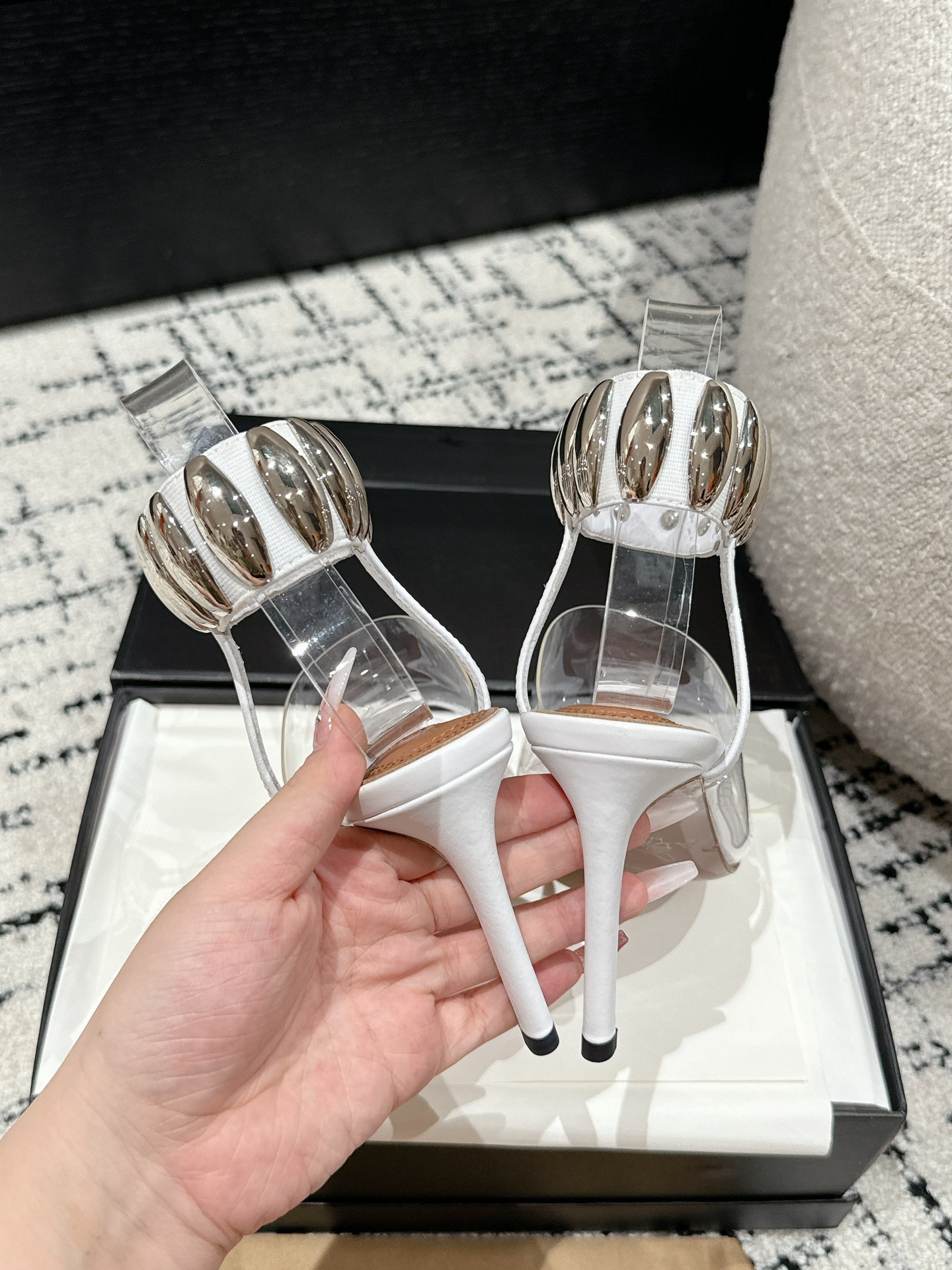 
Alaia 同步专柜金属扣凉鞋

爆款单品，时下流行审美。Alaia极简风太火了 所以趁着有热度，赶紧