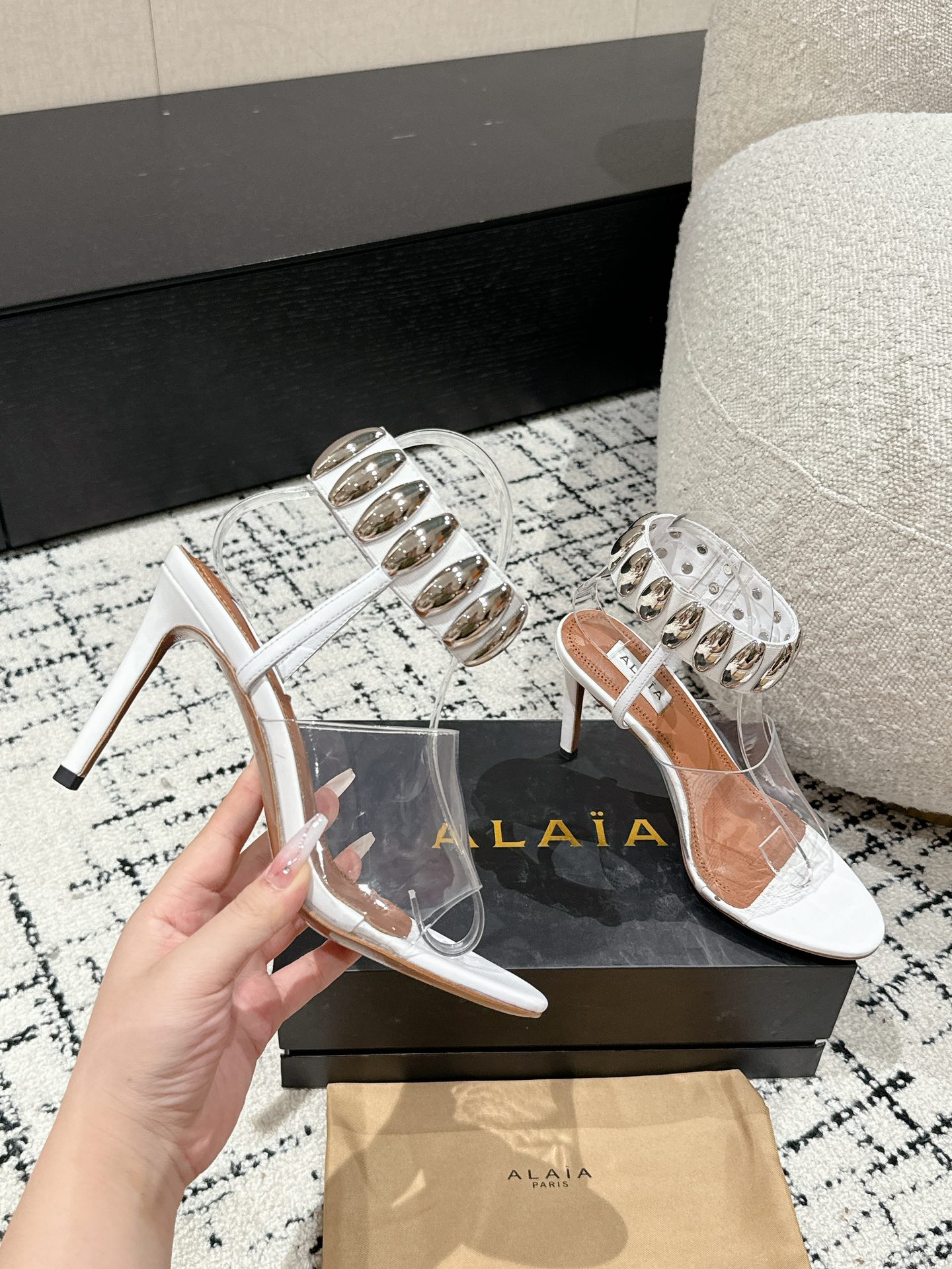 
Alaia 同步专柜金属扣凉鞋

爆款单品，时下流行审美。Alaia极简风太火了 所以趁着有热度，赶紧
