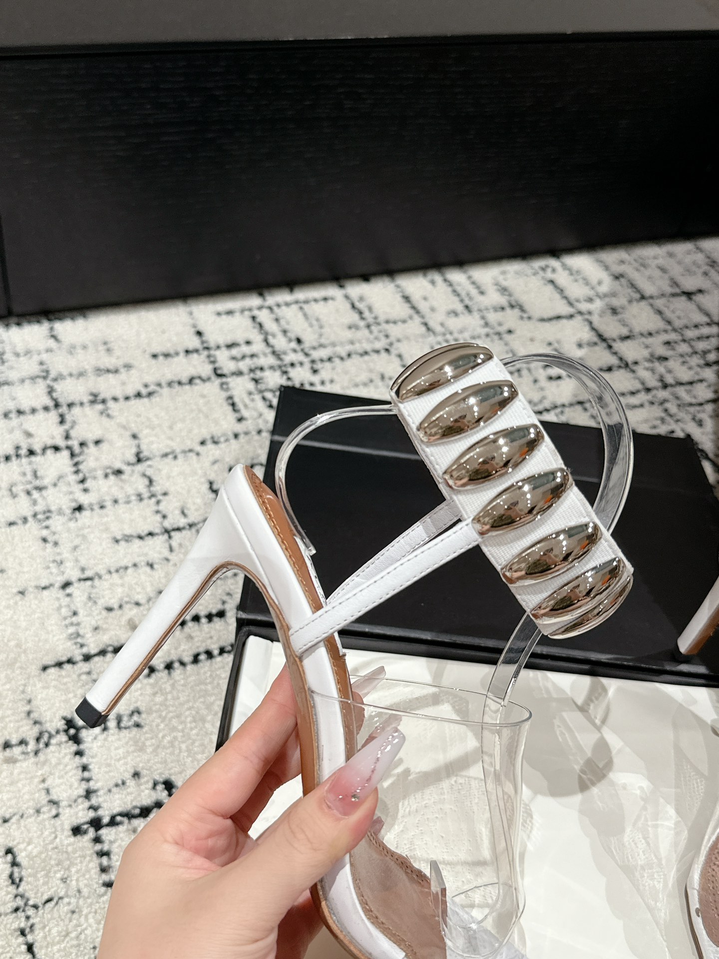 
Alaia 同步专柜金属扣凉鞋

爆款单品，时下流行审美。Alaia极简风太火了 所以趁着有热度，赶紧