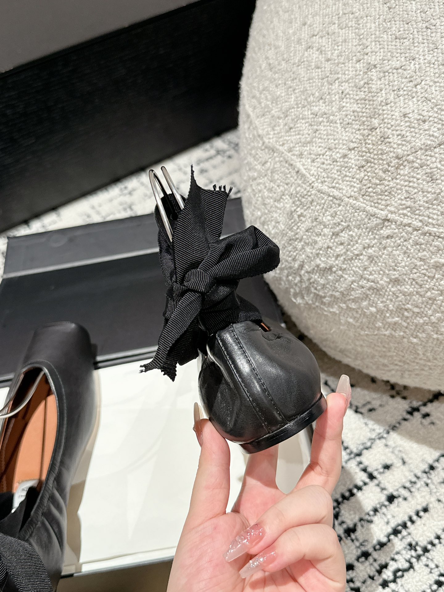 
  Alaia 2025走秀款方头芭蕾舞鞋
甜酷芭蕾风 人气超高的一款芭蕾舞鞋，浪漫又迷人 舒适百搭❗