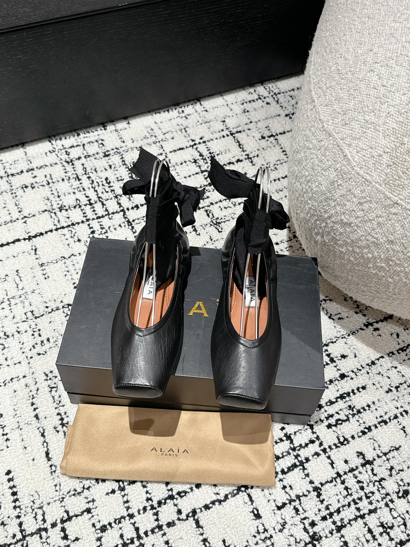 
  Alaia 2025走秀款方头芭蕾舞鞋
甜酷芭蕾风 人气超高的一款芭蕾舞鞋，浪漫又迷人 舒适百搭❗