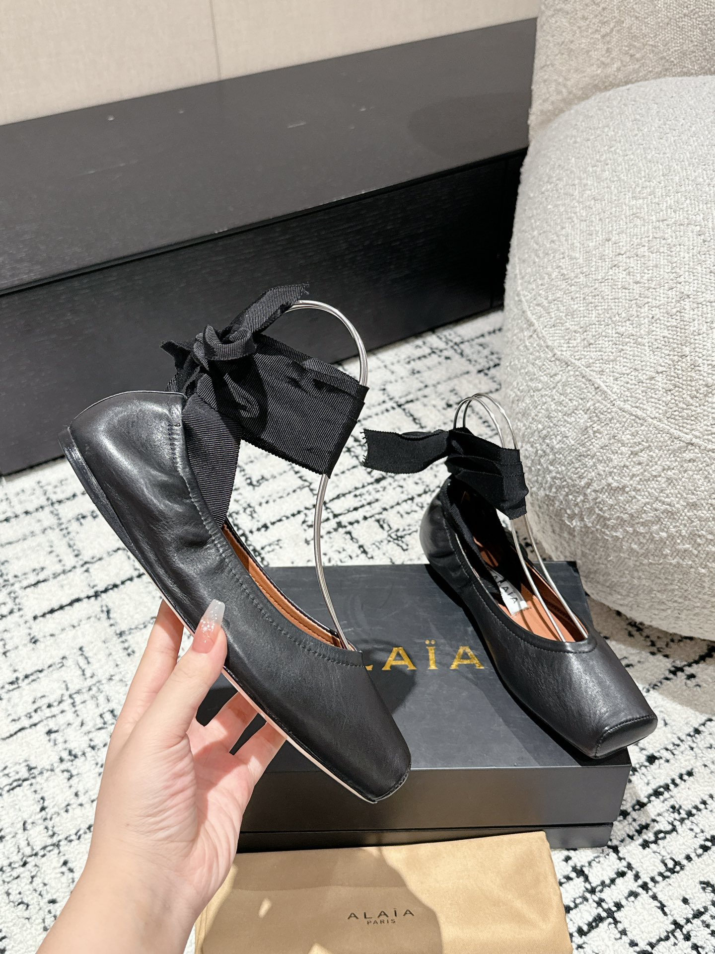 
  Alaia 2025走秀款方头芭蕾舞鞋
甜酷芭蕾风 人气超高的一款芭蕾舞鞋，浪漫又迷人 舒适百搭❗