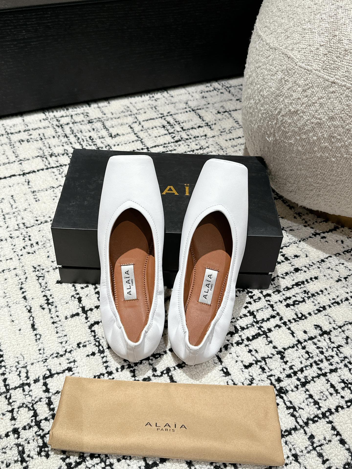 
  Alaia 2025走秀款方头芭蕾舞鞋
甜酷芭蕾风 人气超高的一款芭蕾舞鞋，浪漫又迷人 舒适百搭❗