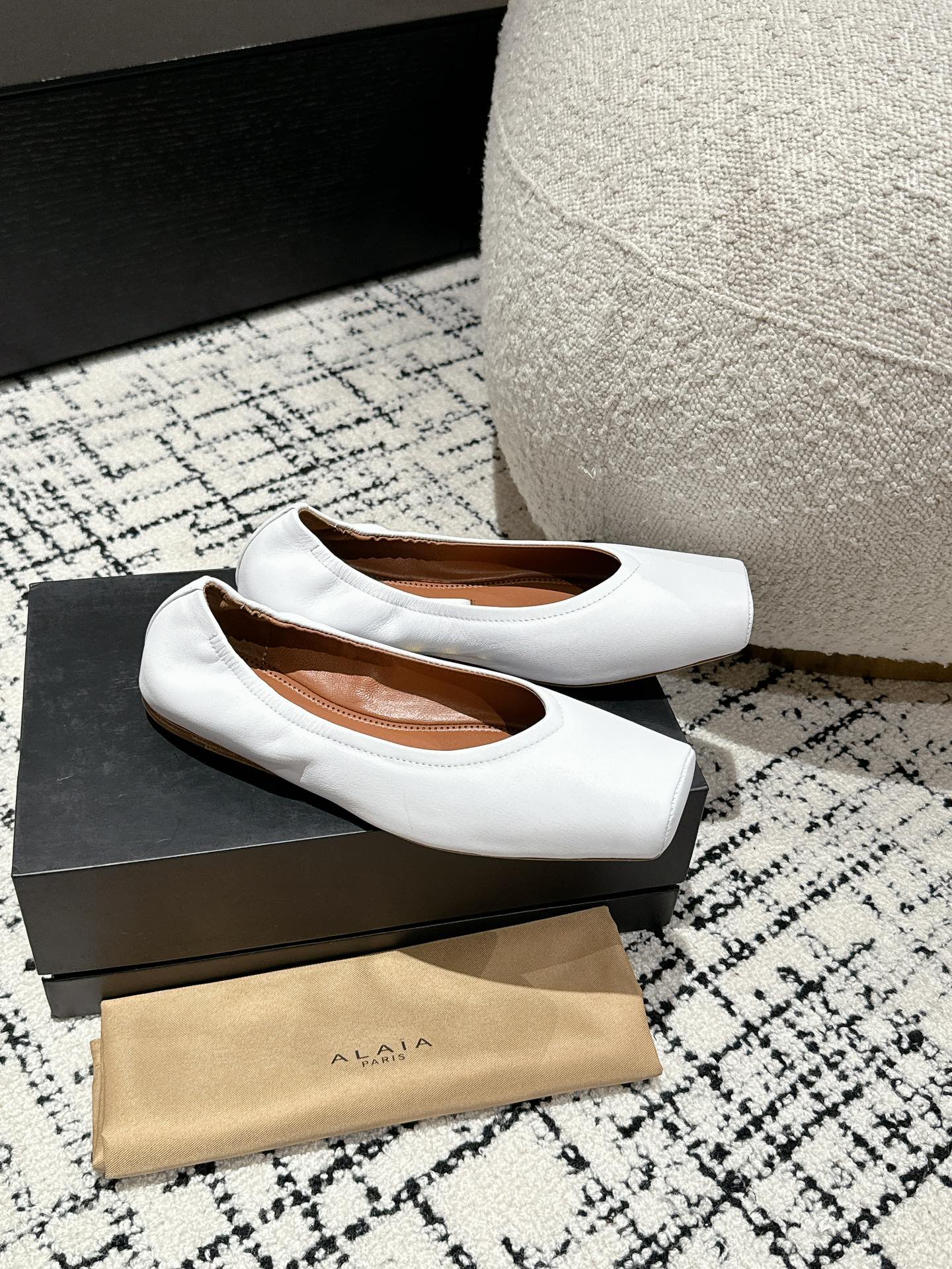 
  Alaia 2025走秀款方头芭蕾舞鞋
甜酷芭蕾风 人气超高的一款芭蕾舞鞋，浪漫又迷人 舒适百搭❗