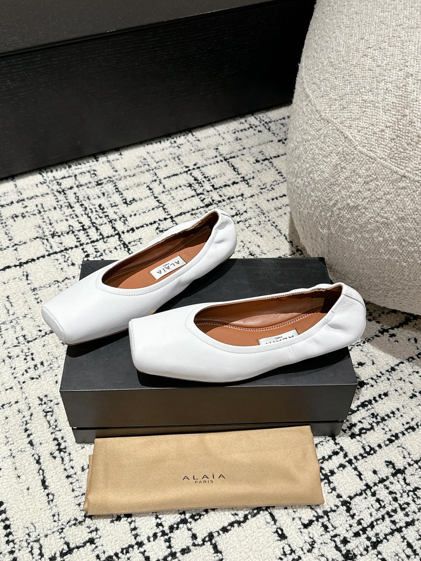 
  Alaia 2025走秀款方头芭蕾舞鞋
甜酷芭蕾风 人气超高的一款芭蕾舞鞋，浪漫又迷人 舒适百搭❗