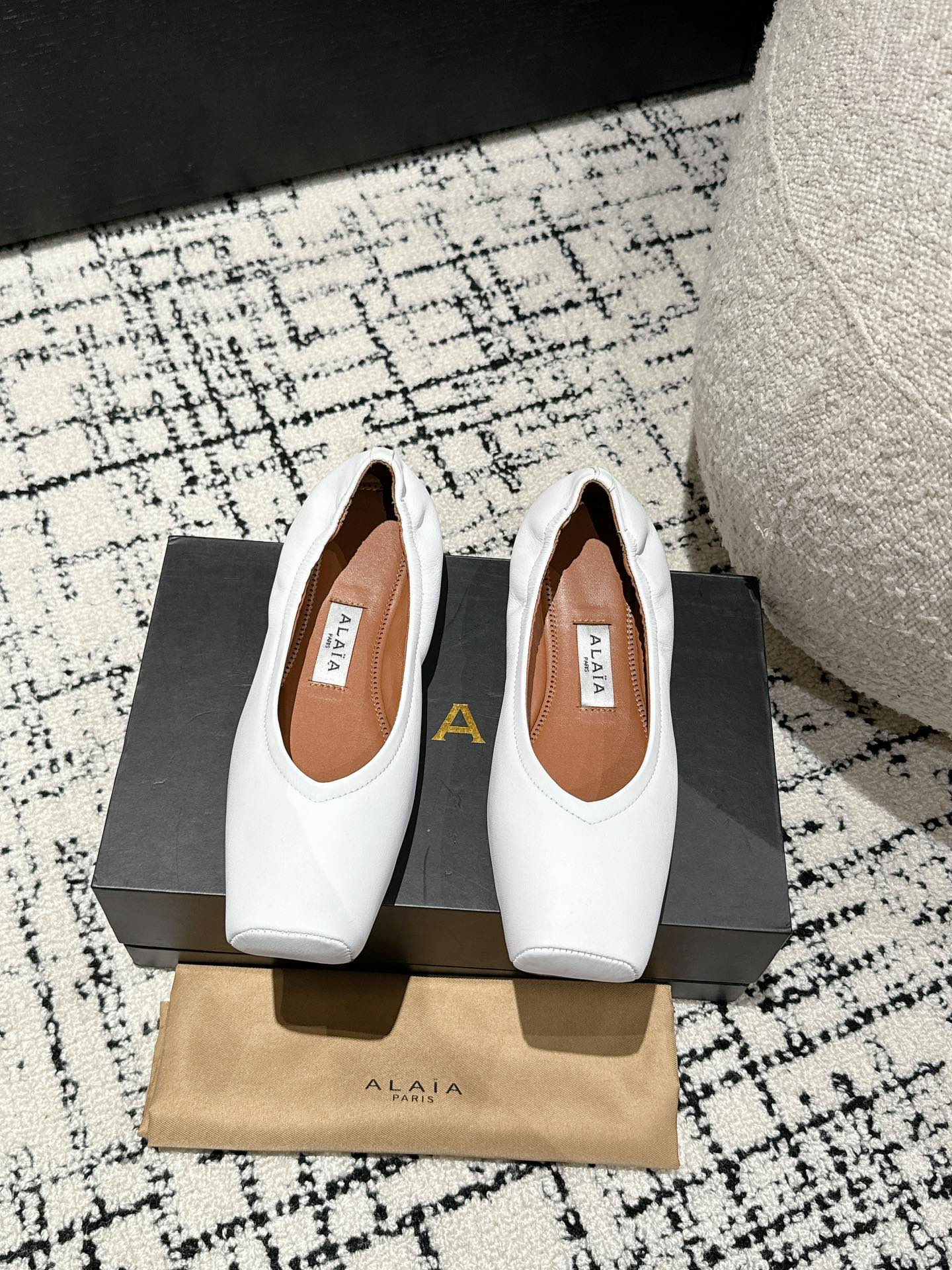 
  Alaia 2025走秀款方头芭蕾舞鞋
甜酷芭蕾风 人气超高的一款芭蕾舞鞋，浪漫又迷人 舒适百搭❗